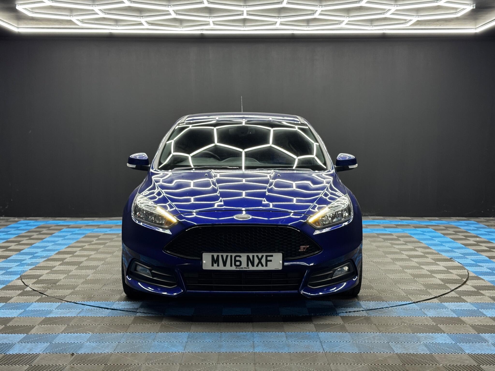 Ford Focus view 2