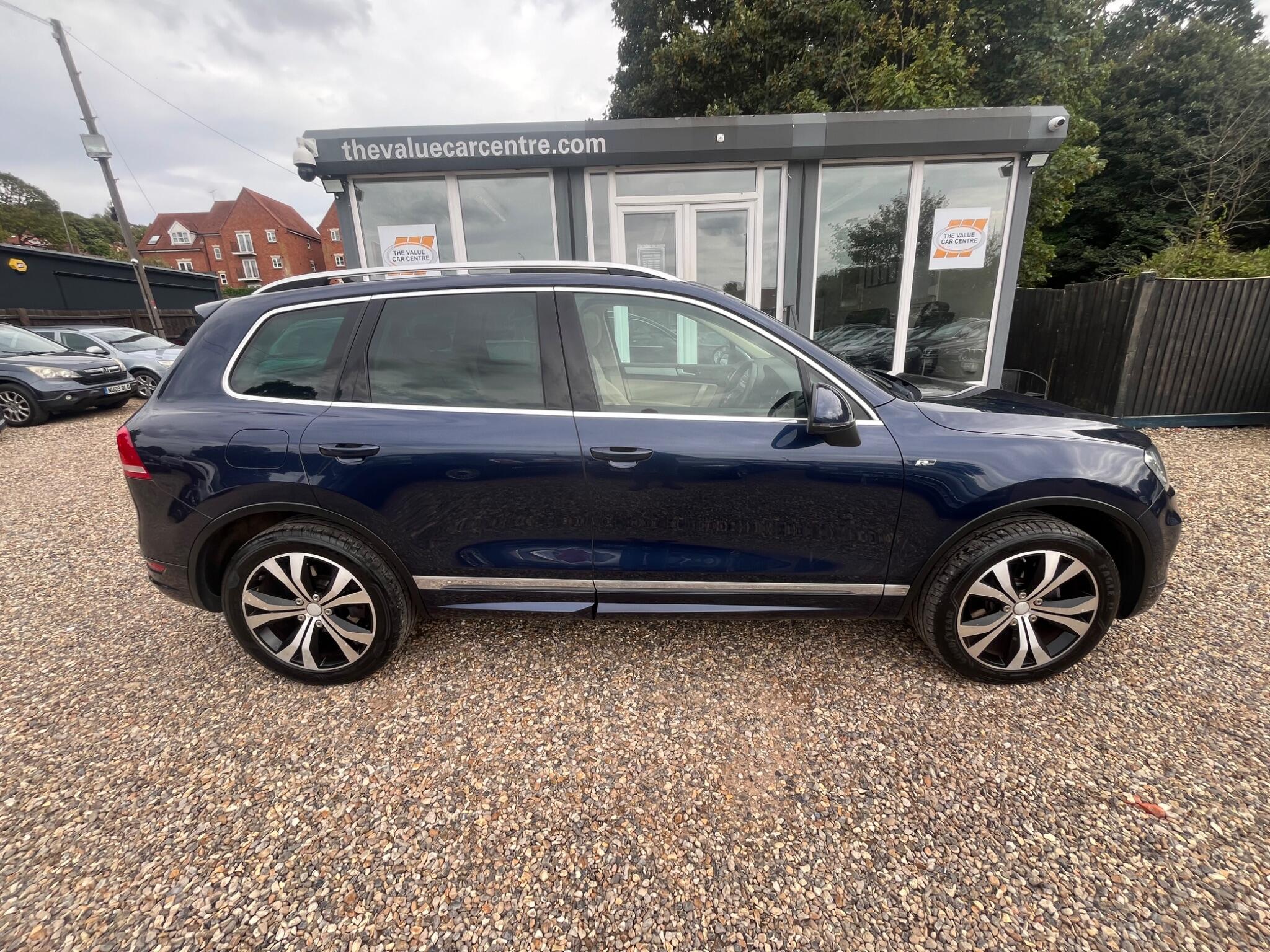 Volkswagen Touareg view 3