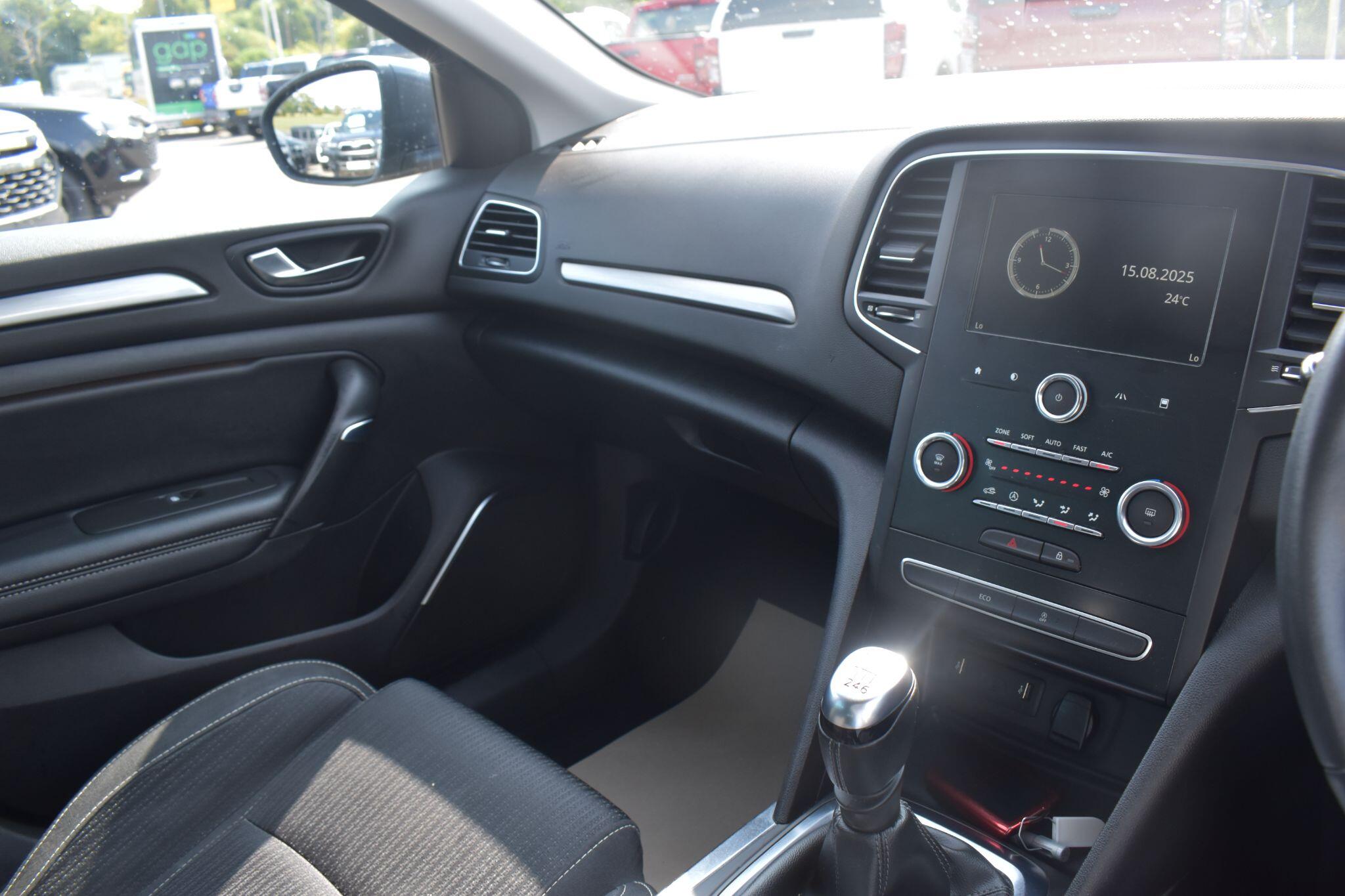Megane - 1.3 TCe Iconic Sport Tourer Euro 6 (s/s) 5dr - Image 18