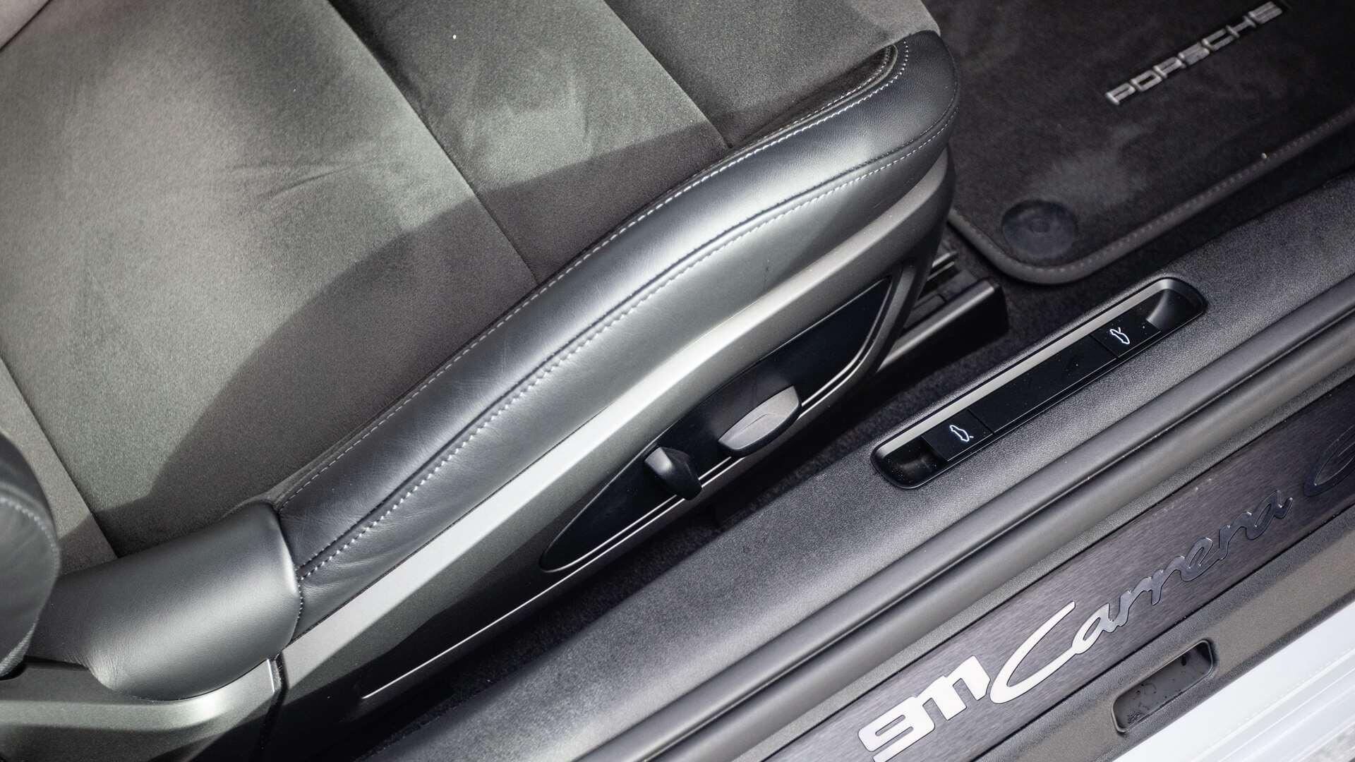 Porsche 911 view 32