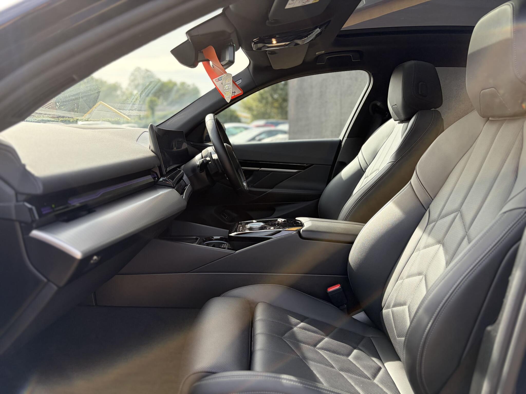 BMW 5 Series view 21