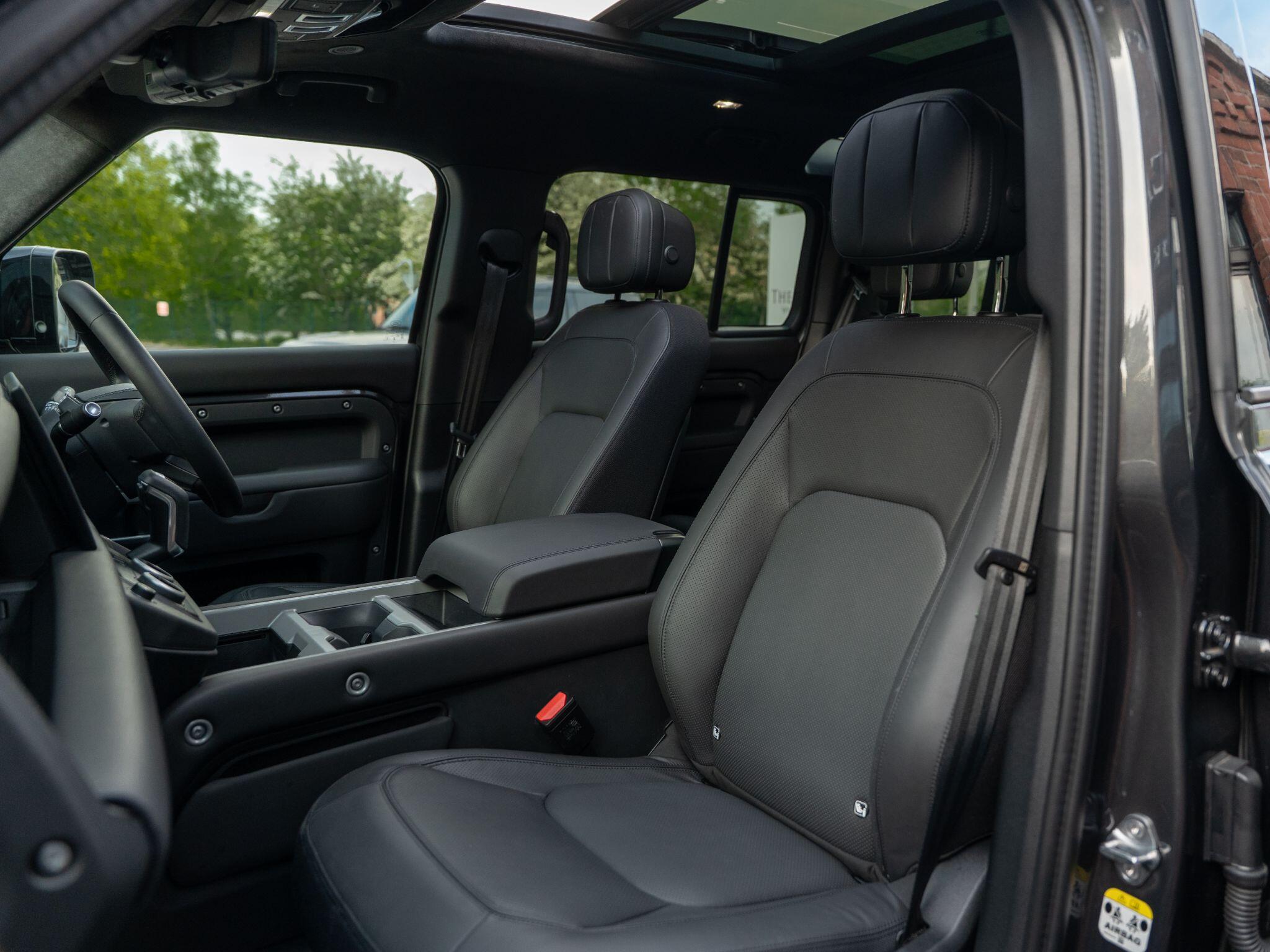 Land Rover Defender 110 view 45