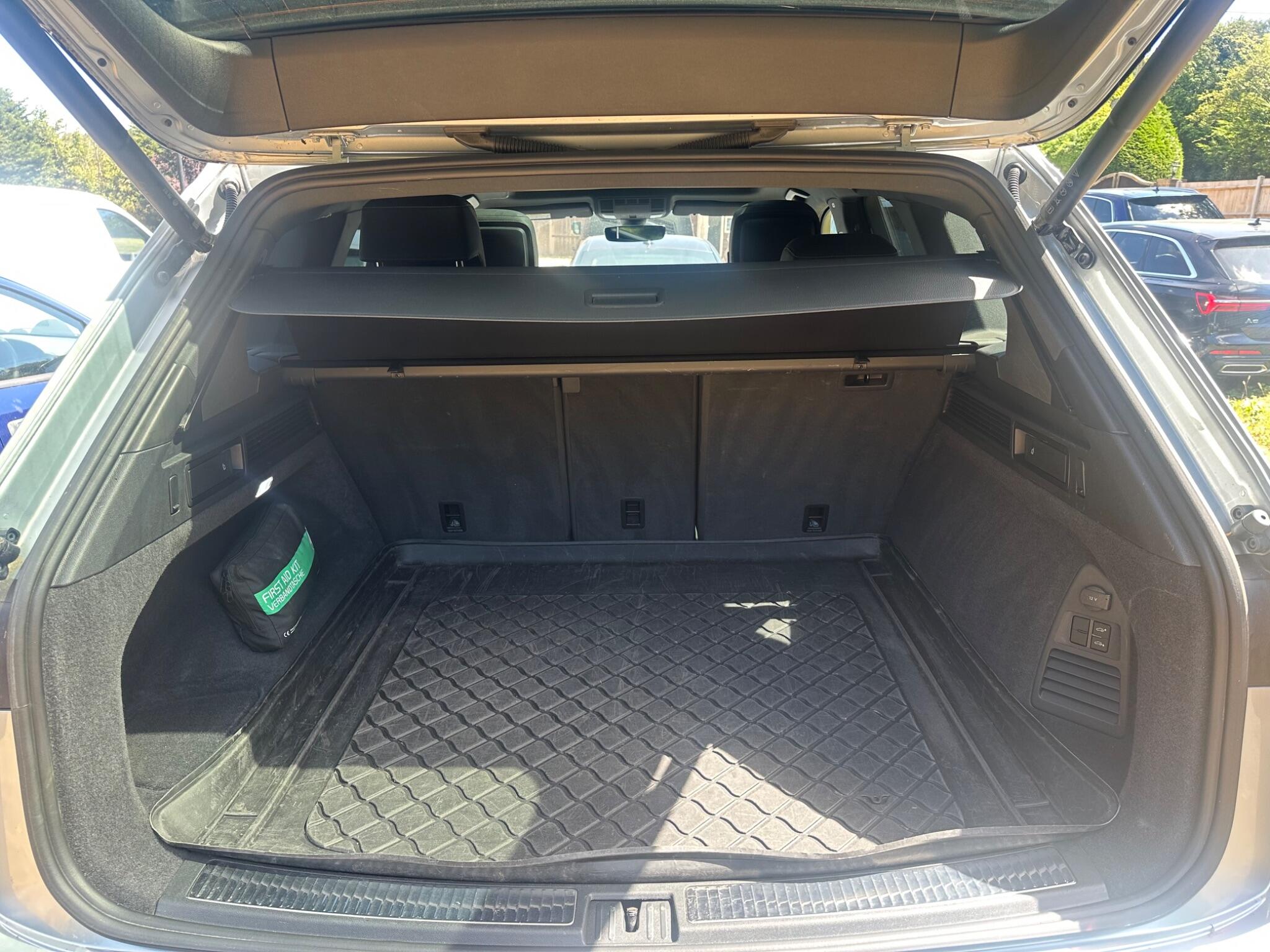 Volkswagen Touareg view 6
