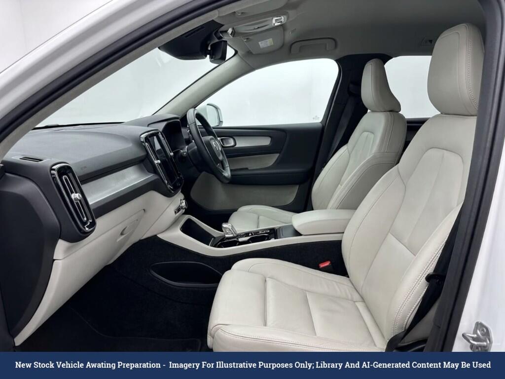 Volvo XC40 view 3