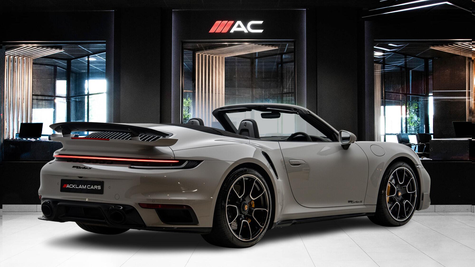 Porsche 911 view 4