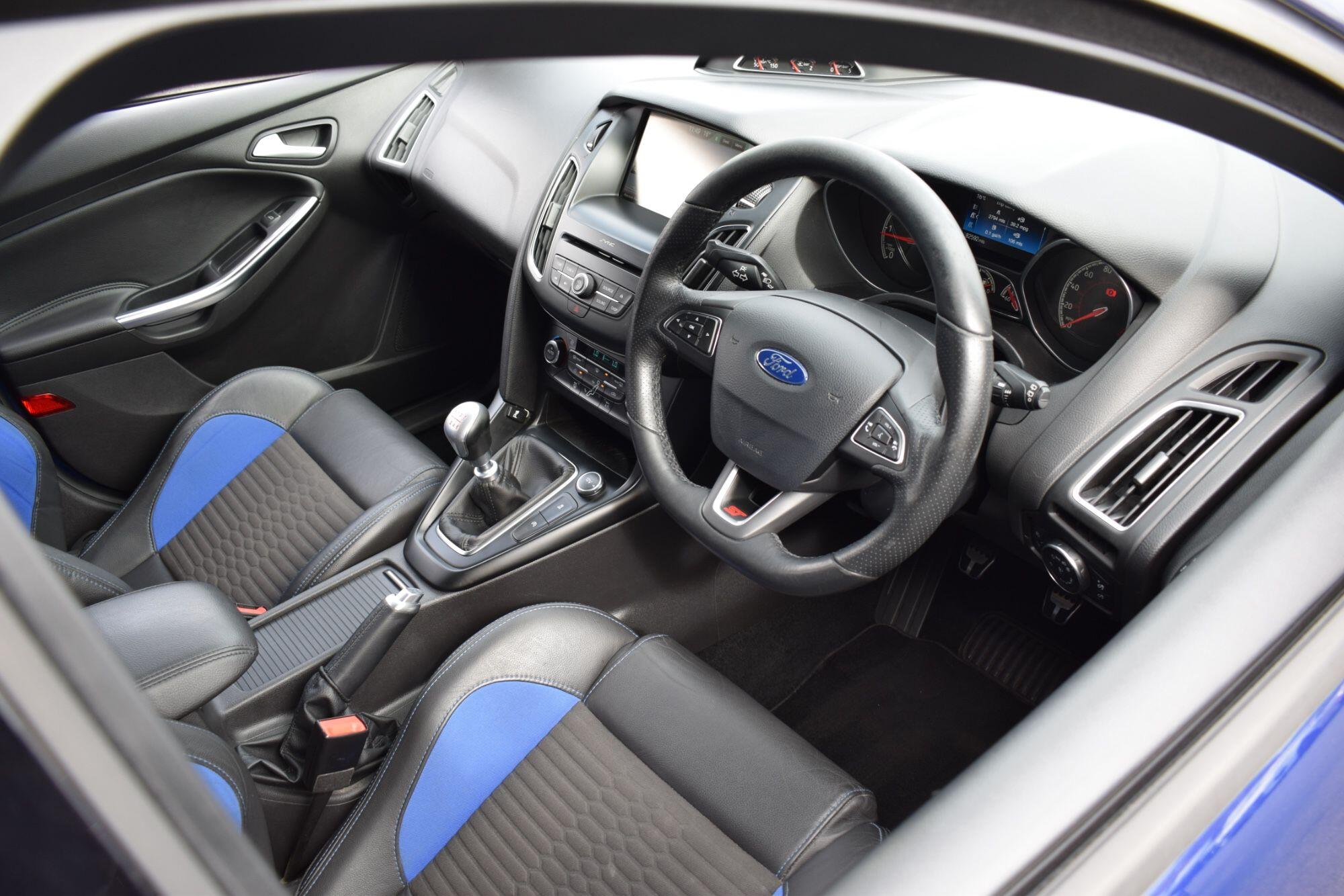 Ford Focus view 3