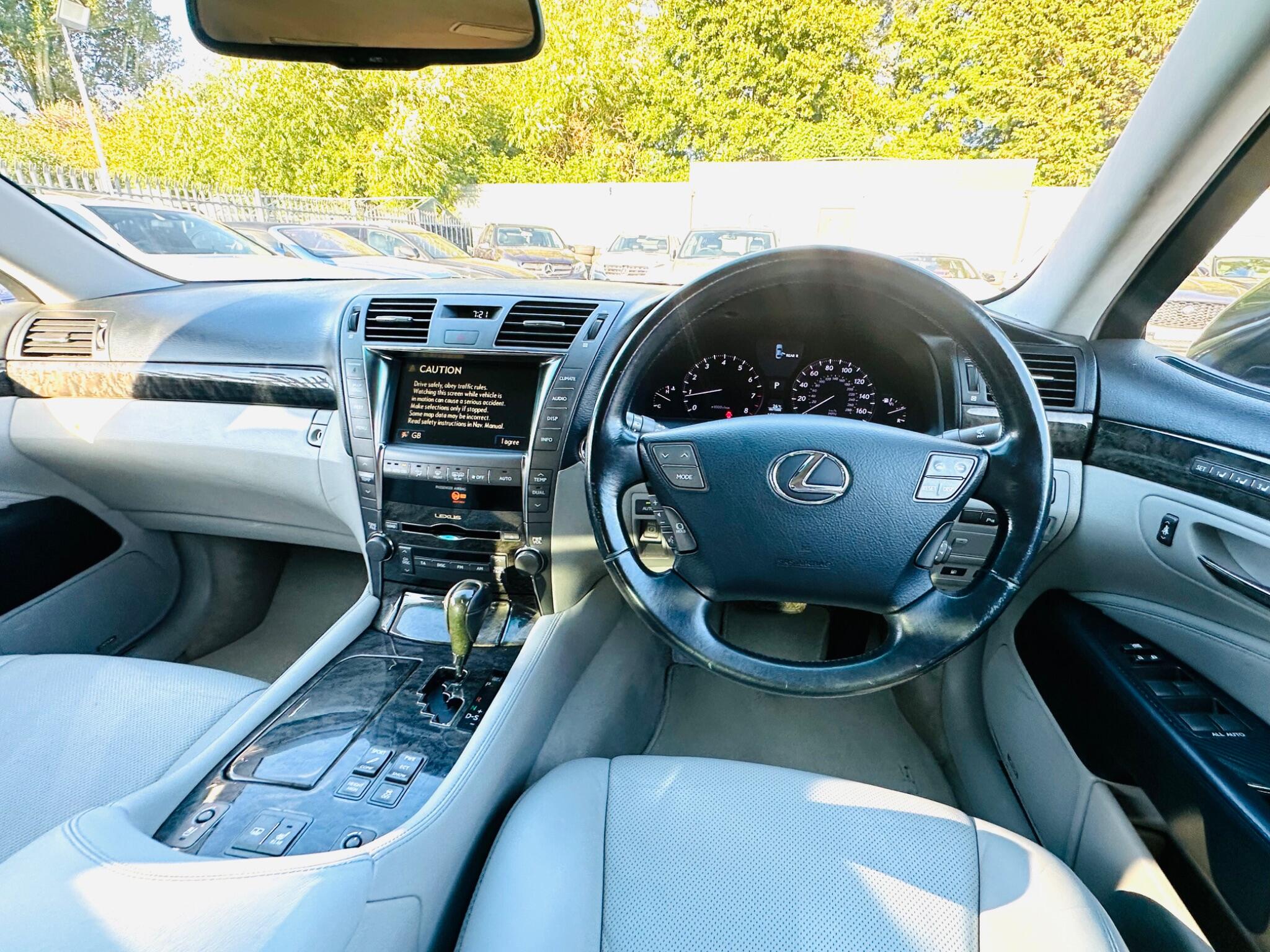 Lexus LS view 26