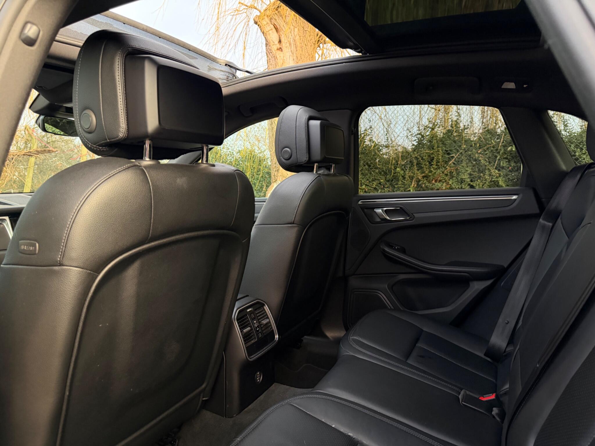 Porsche Macan view 23