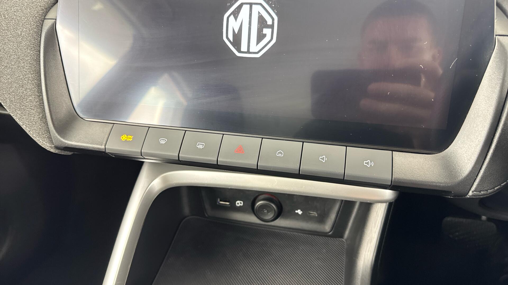 MG ZS view 27