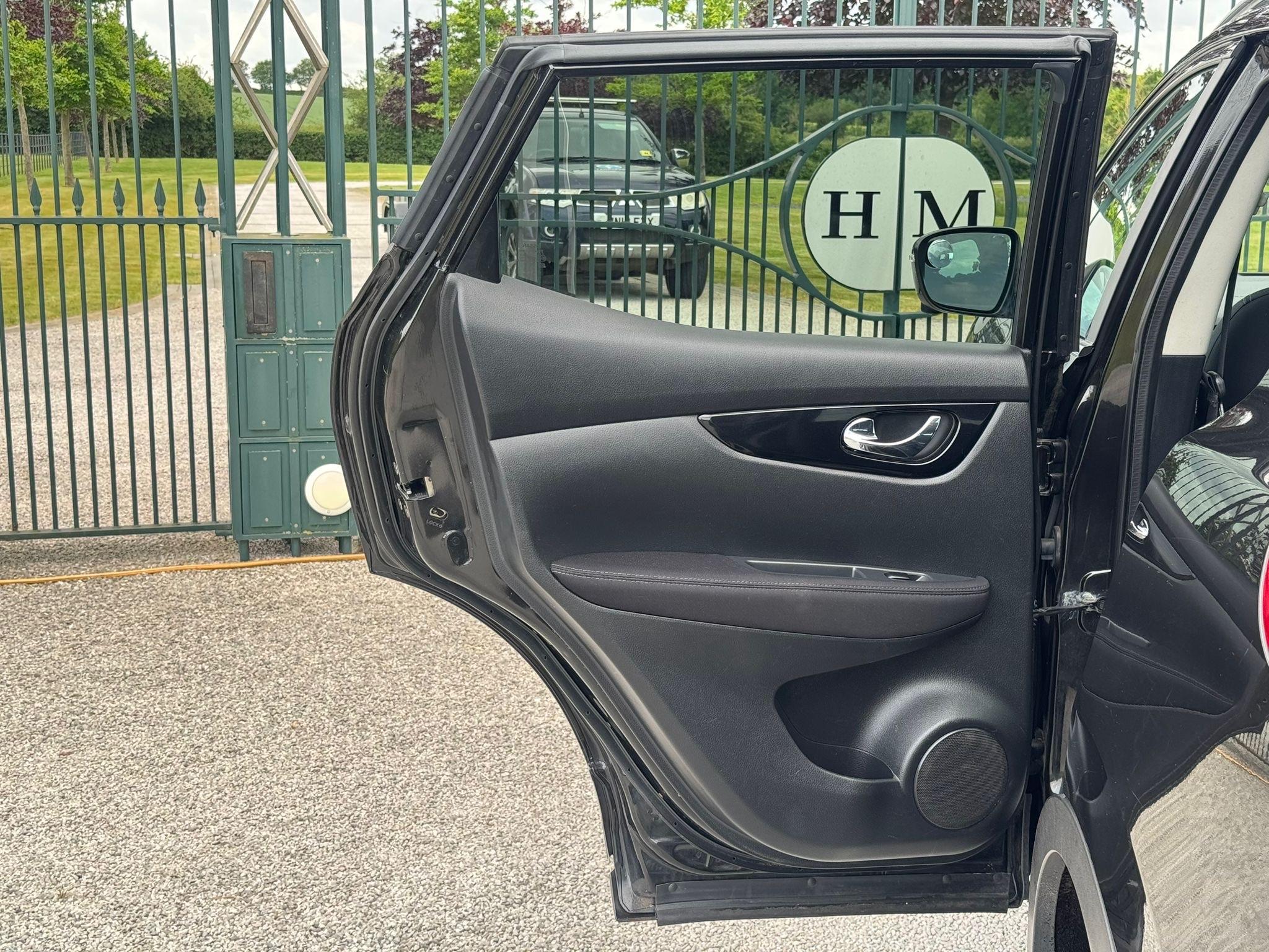 2015 Nissan Qashqai image 25