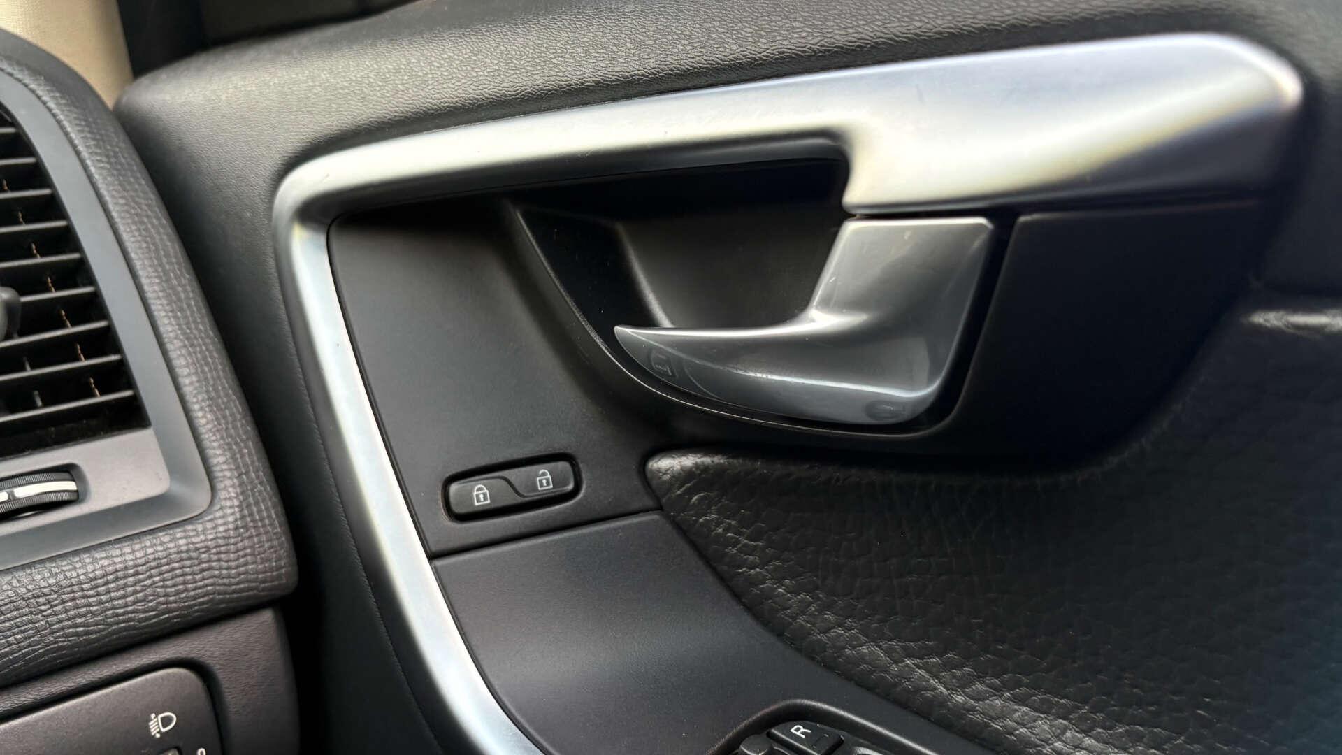 Volvo XC60 view 23