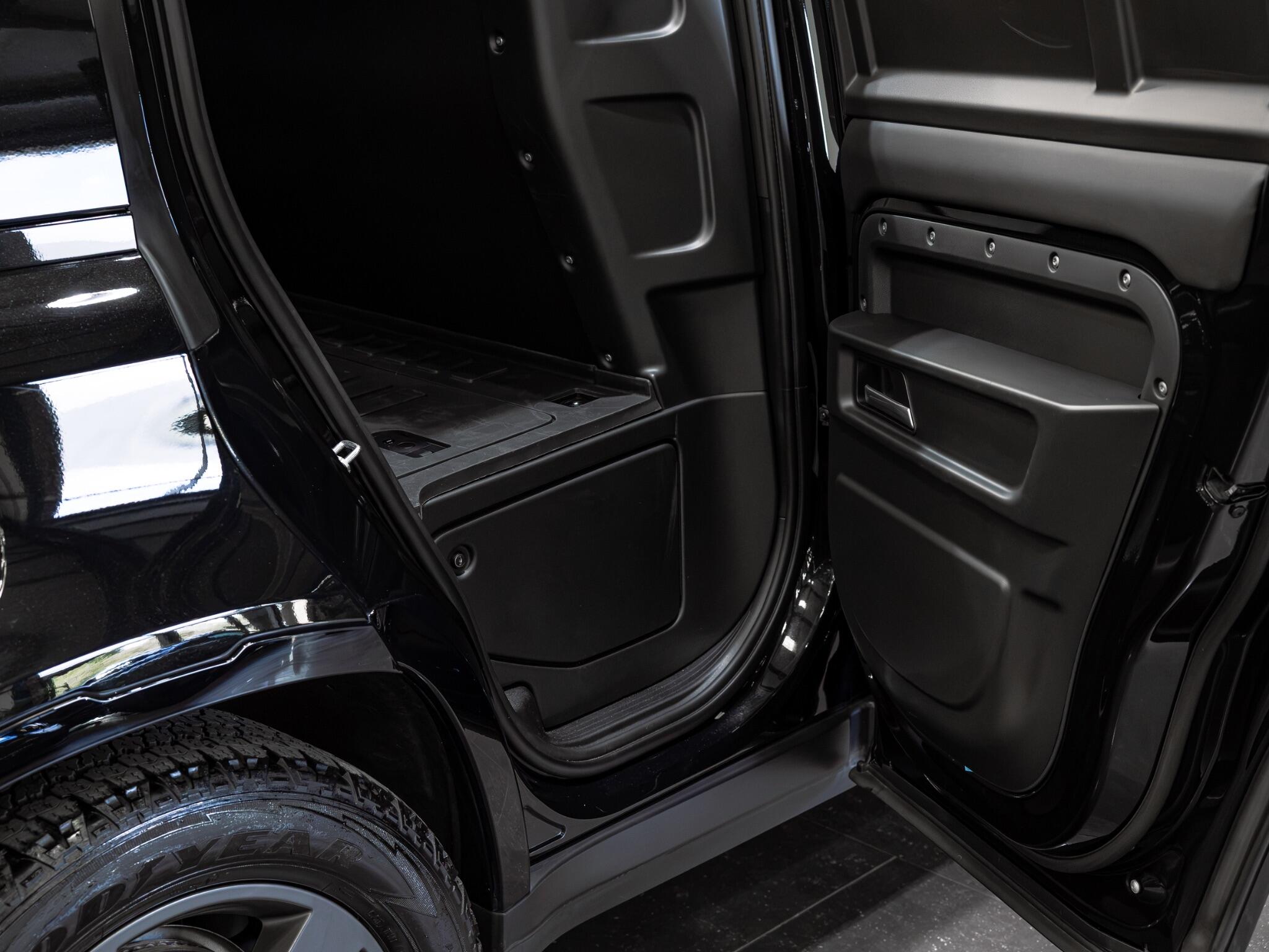 Land Rover Defender 110 view 27