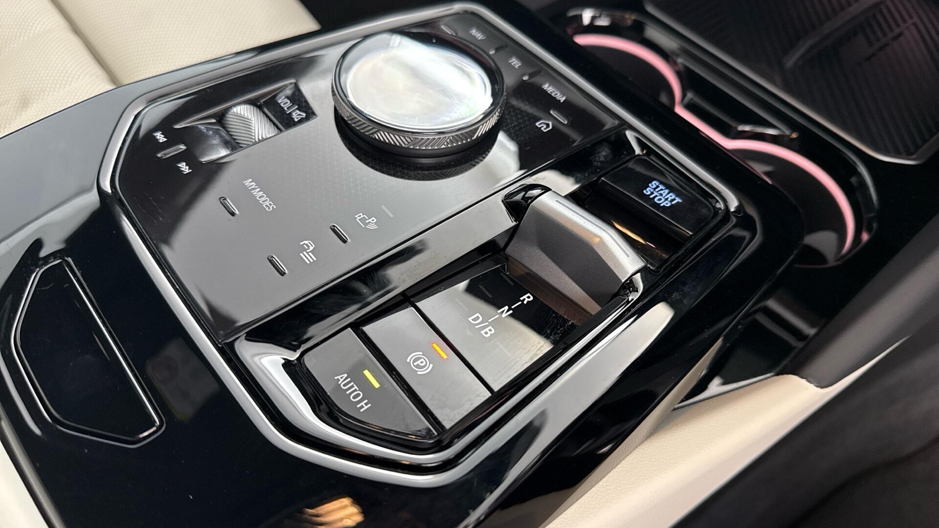 BMW i5 view 20
