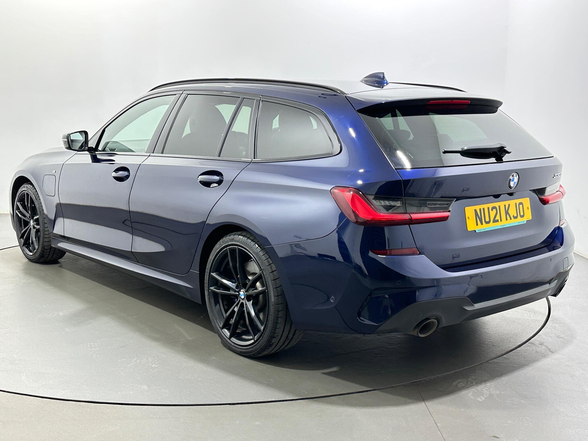 BMW 3 Series view 6