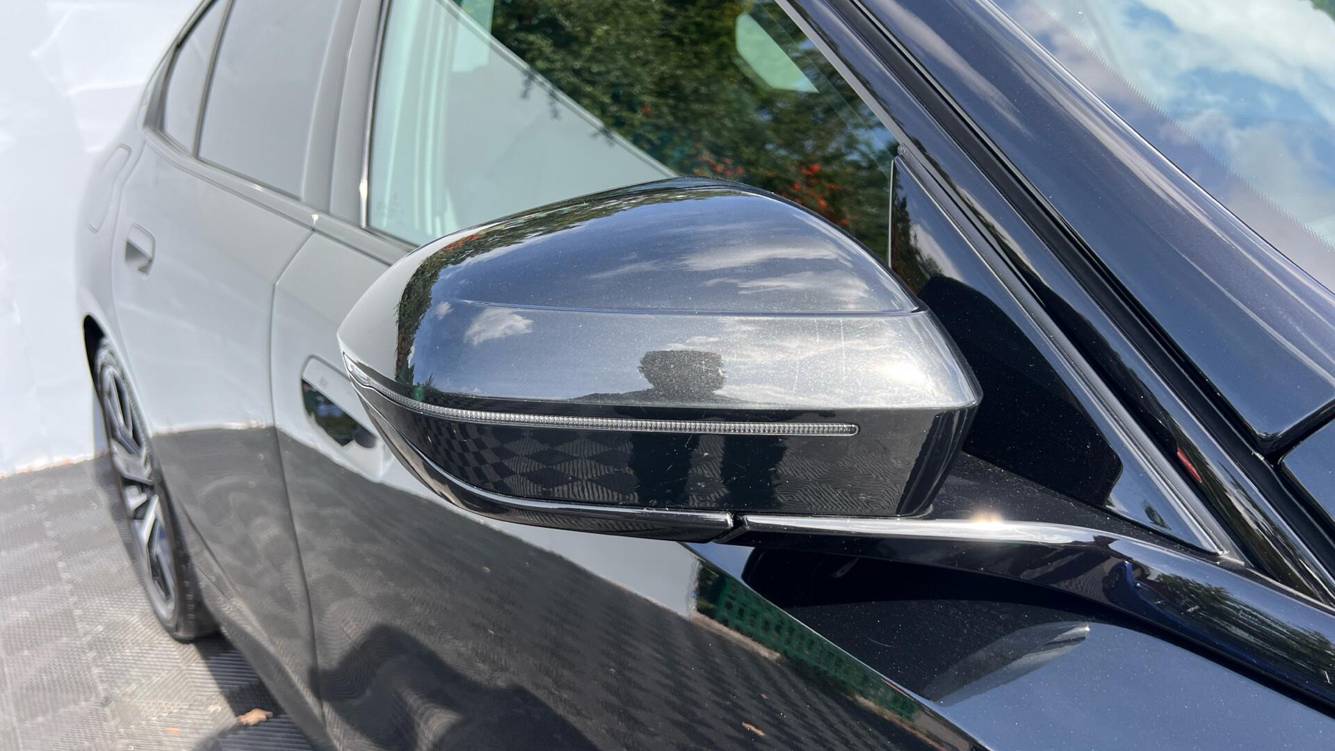 BMW 5 Series view 26