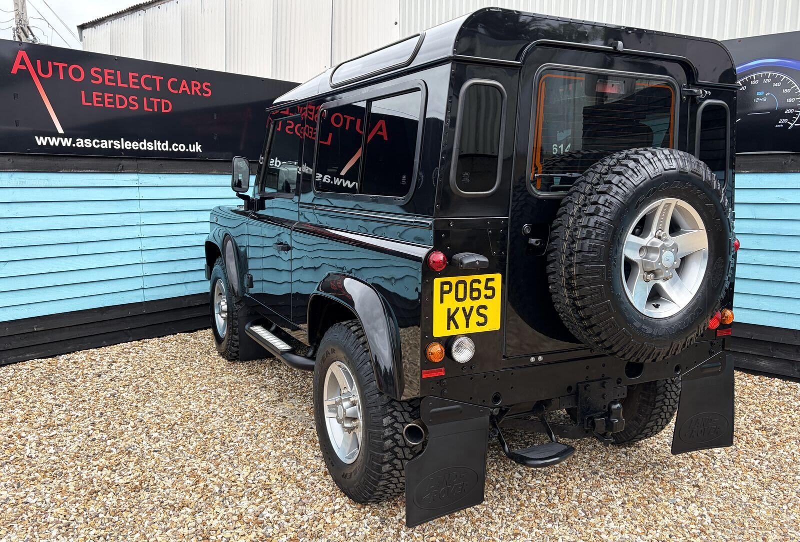 Land Rover Defender view 24
