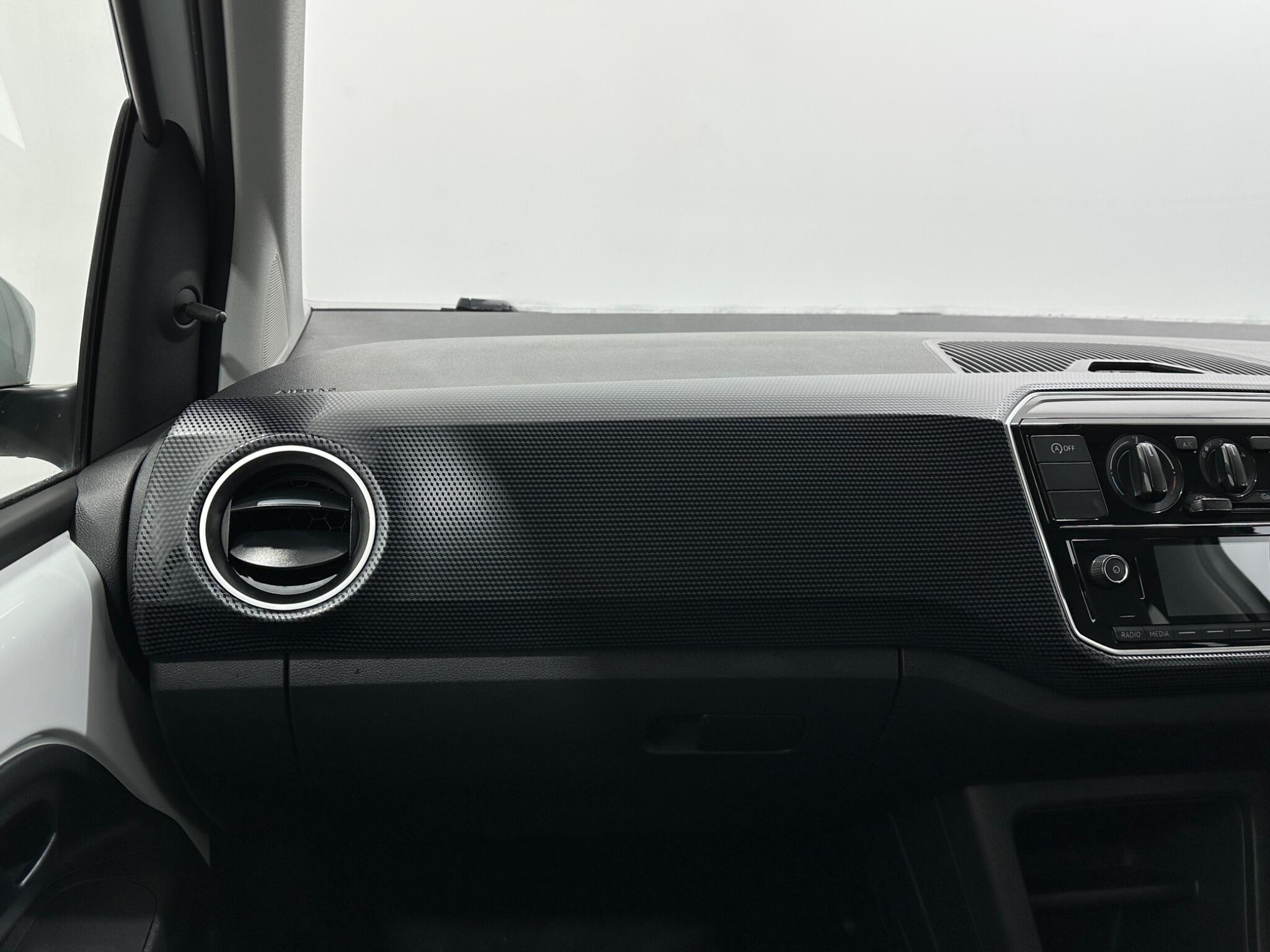 Volkswagen Up! view 25