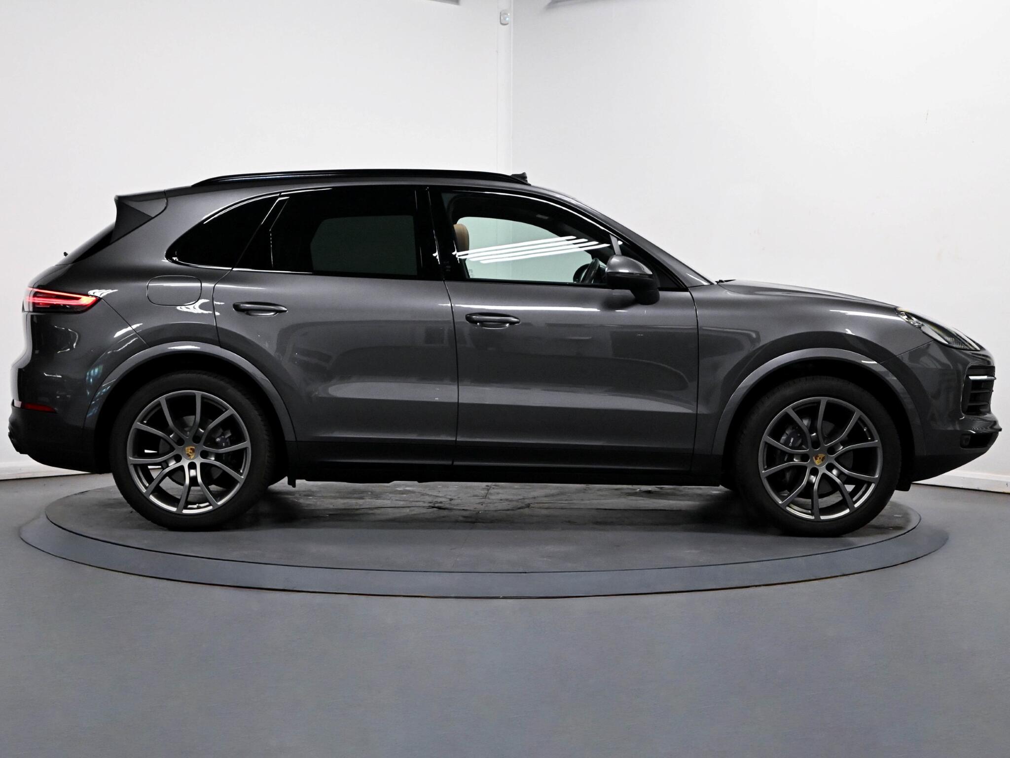 Porsche Cayenne view 26