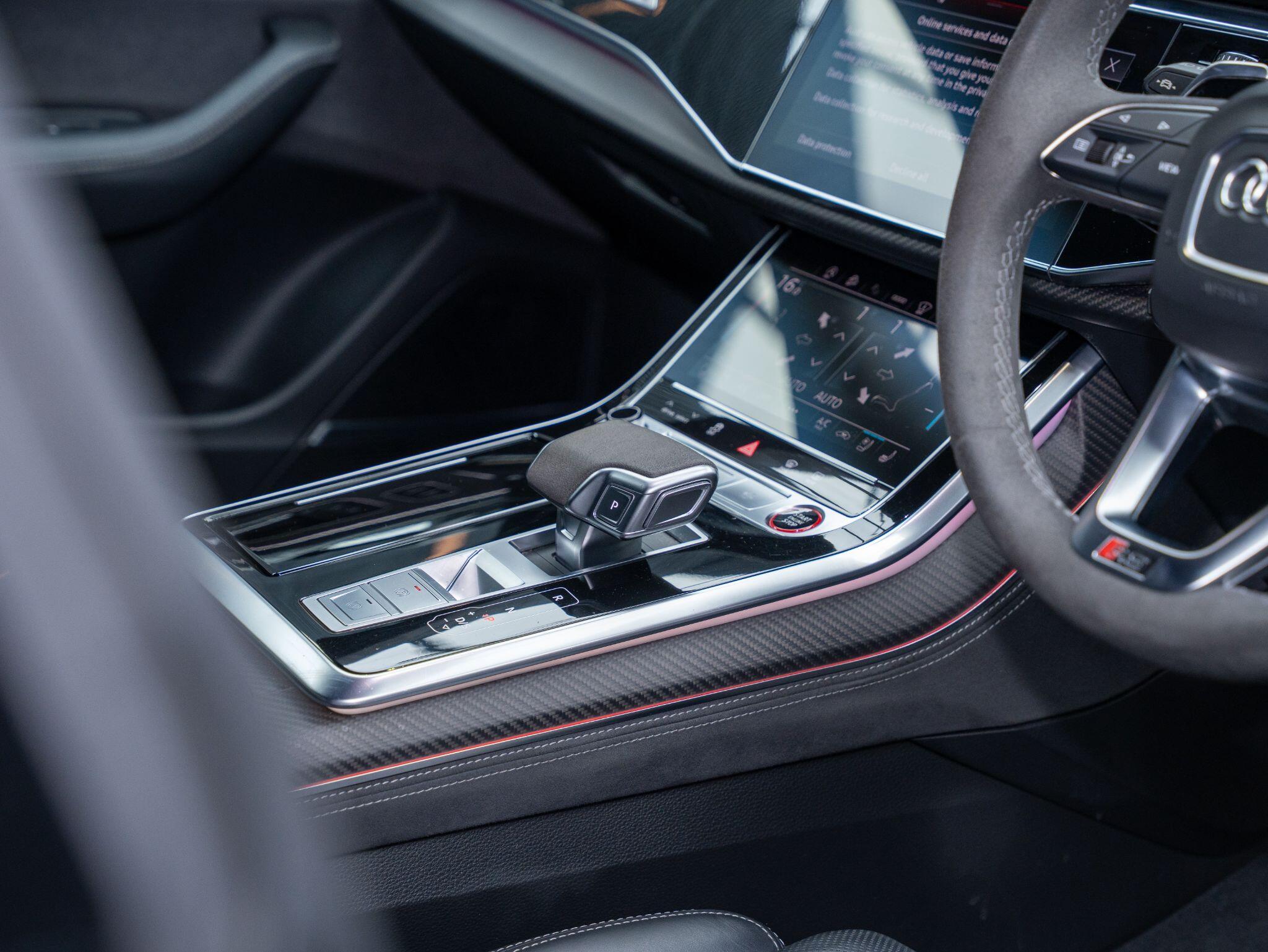 Audi RS Q8 view 34