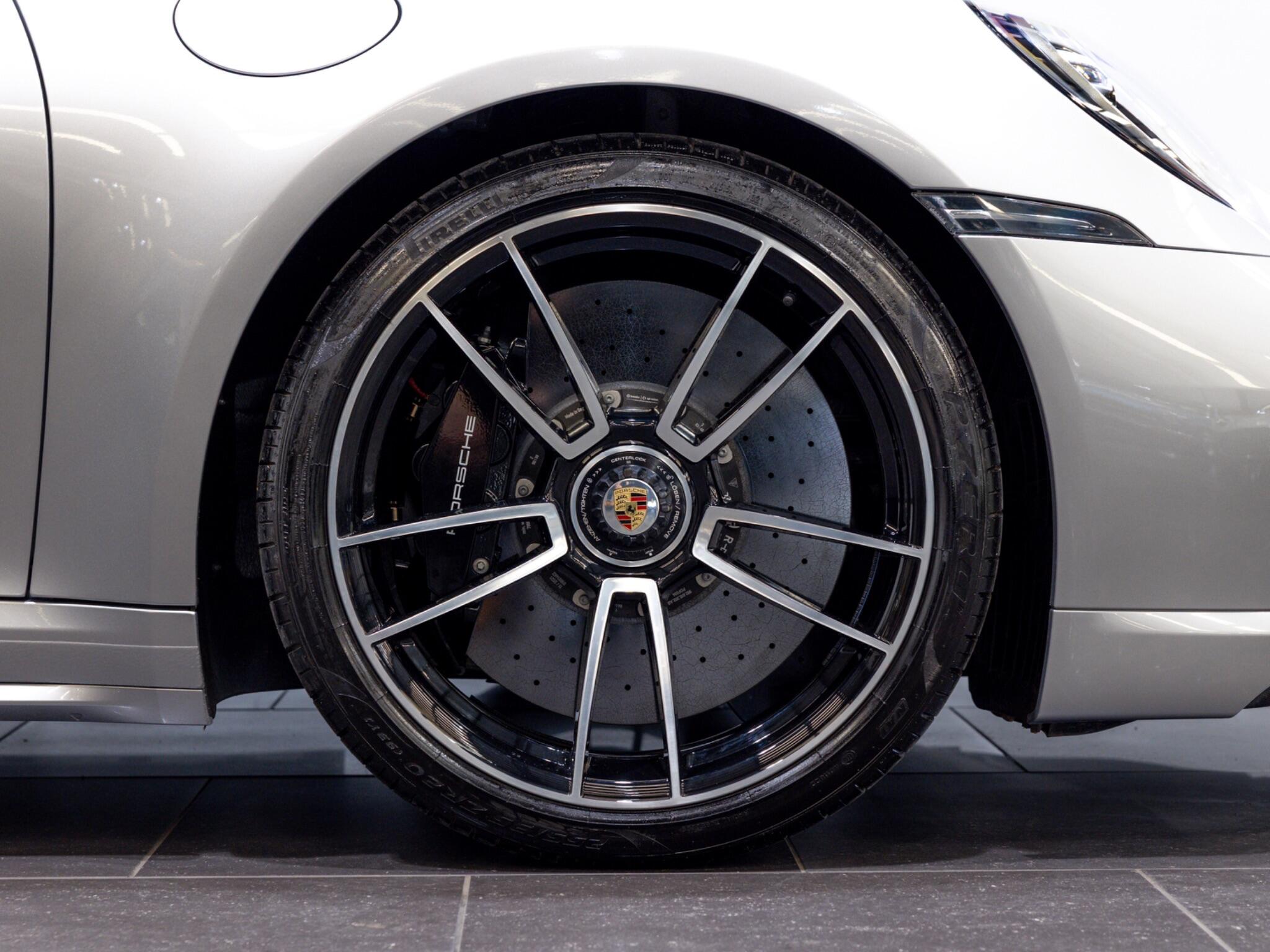 Porsche 911 view 7