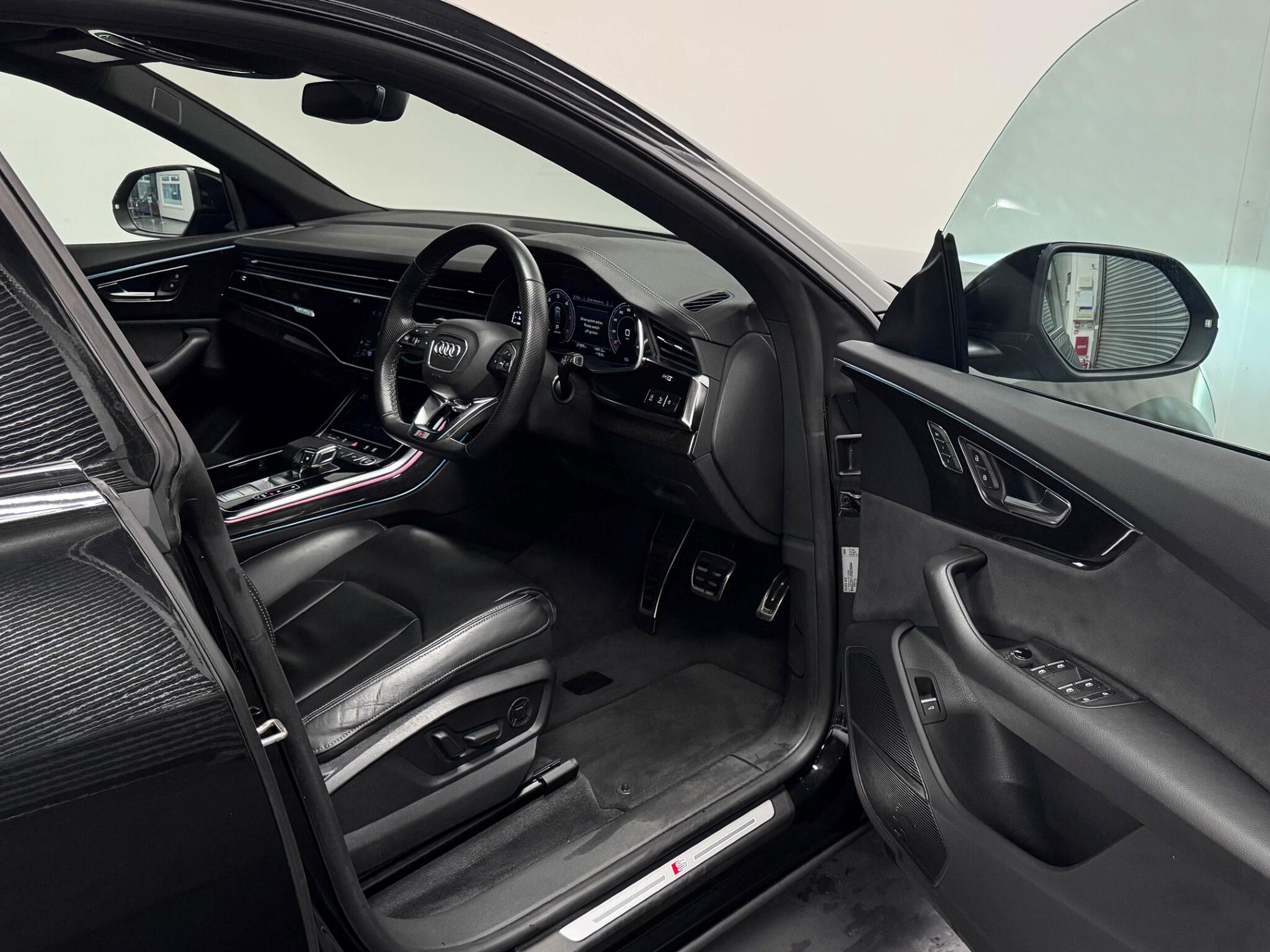 Audi Q8 view 32