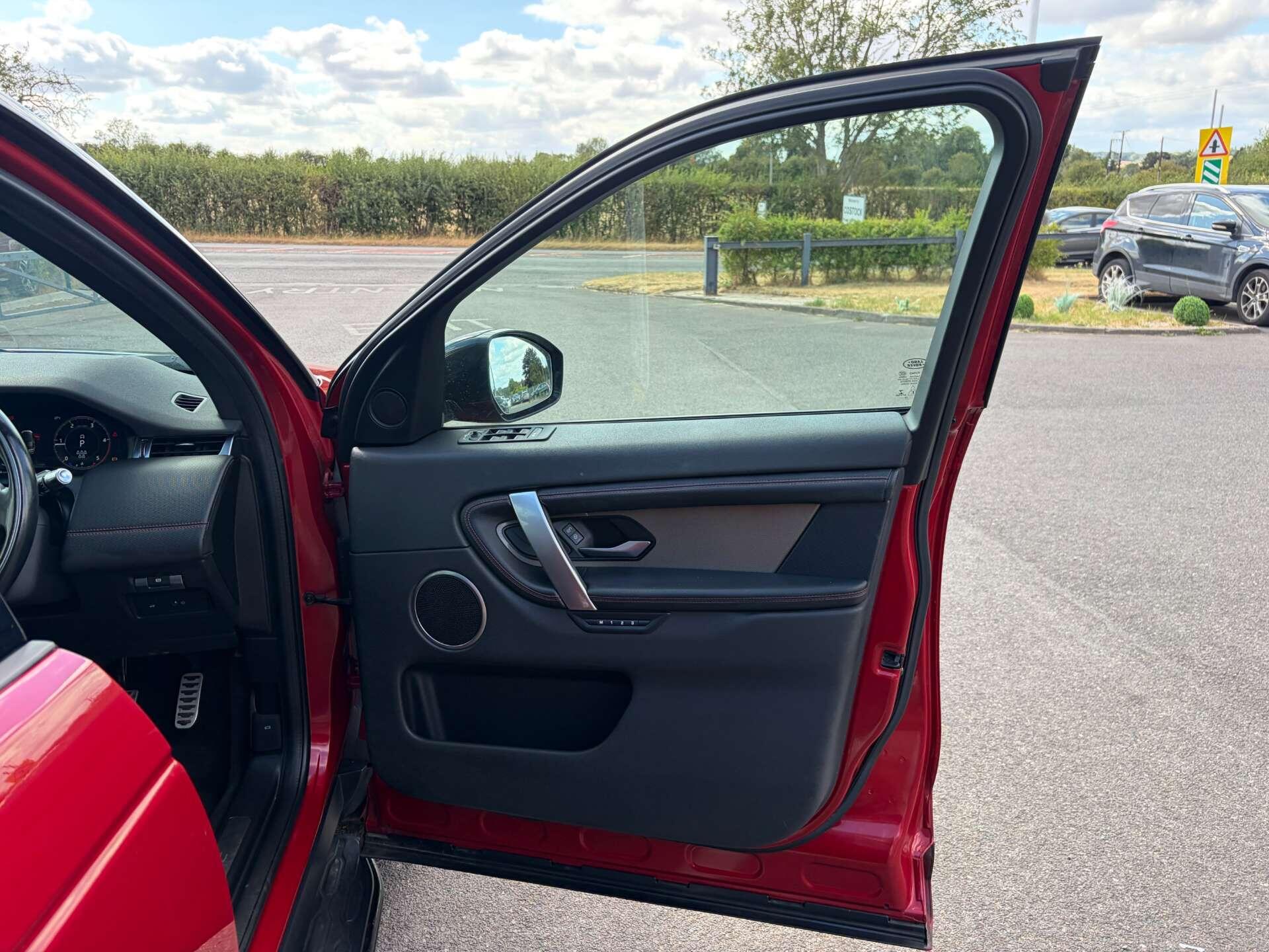 Land Rover Discovery Sport view 35