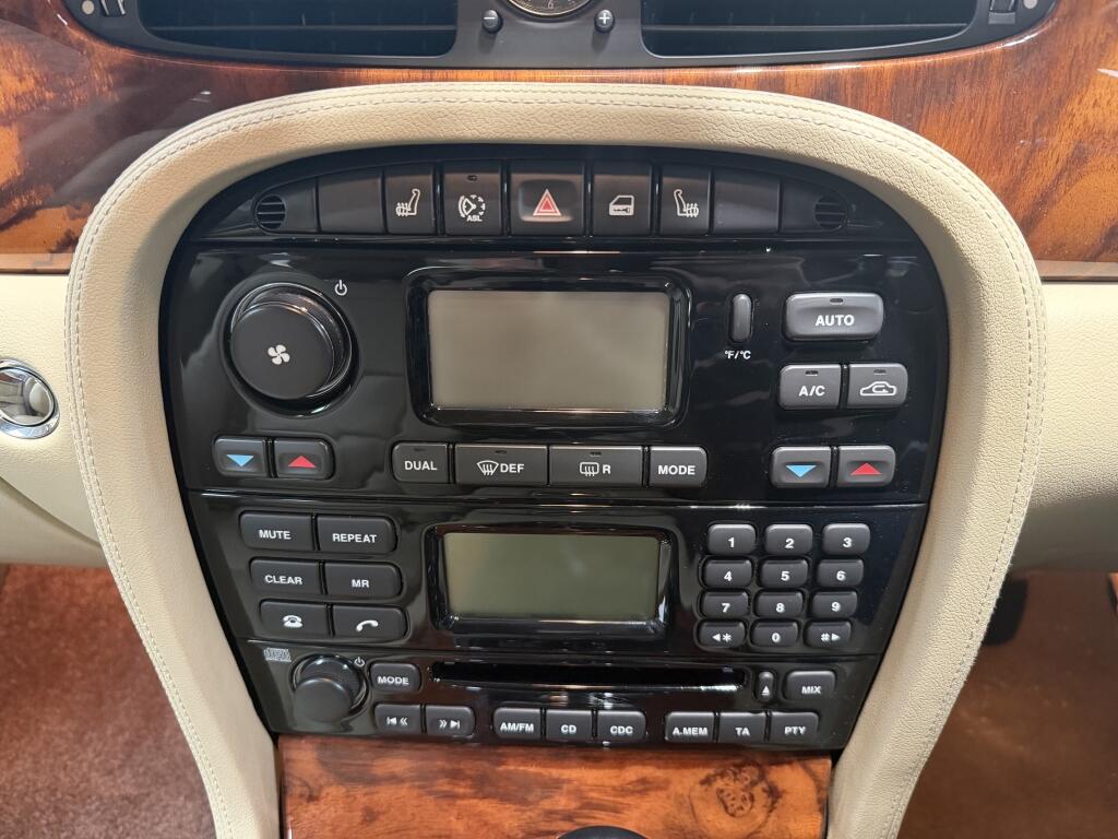 Jaguar XJ view 20