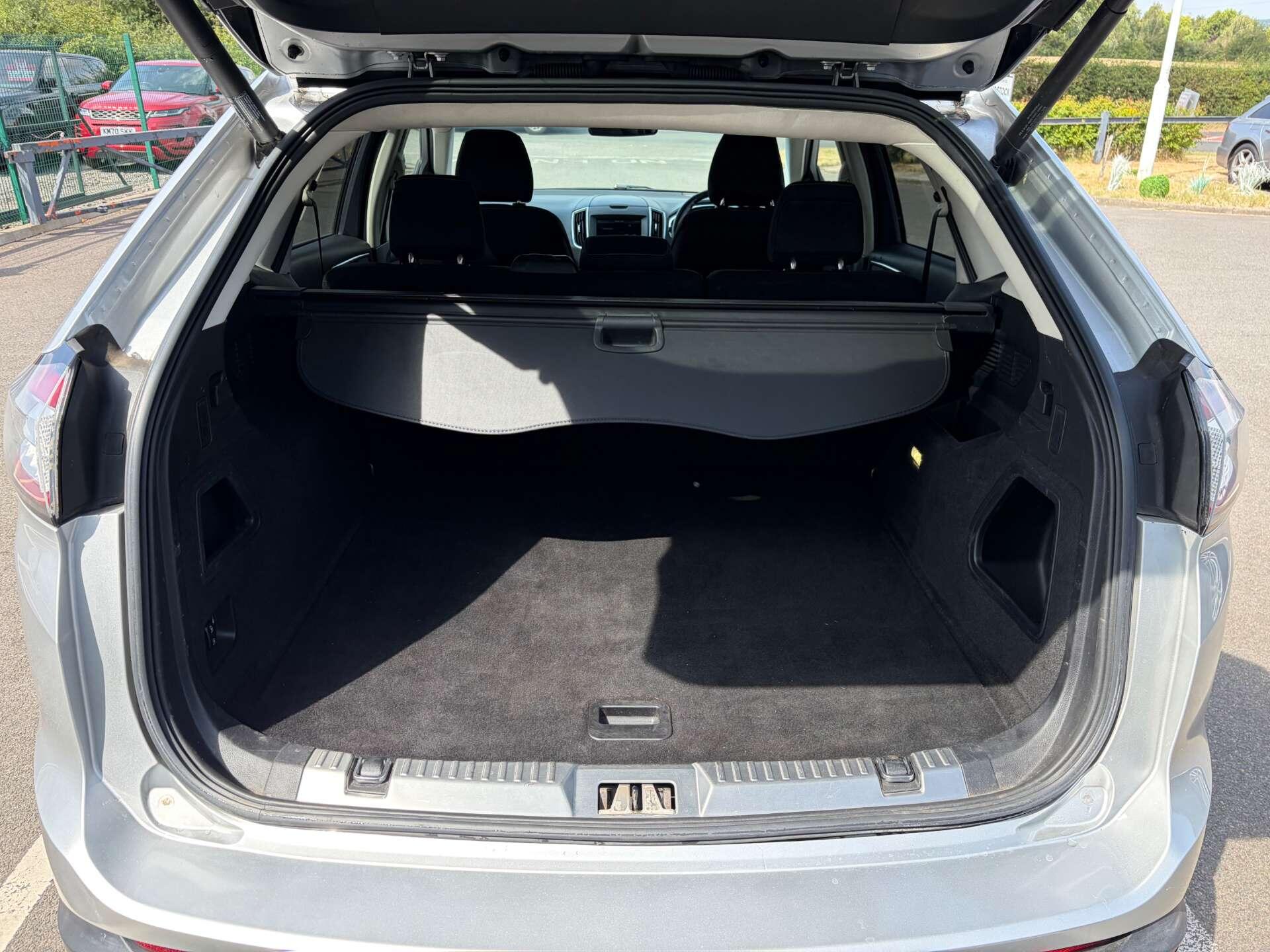 Ford Edge view 25