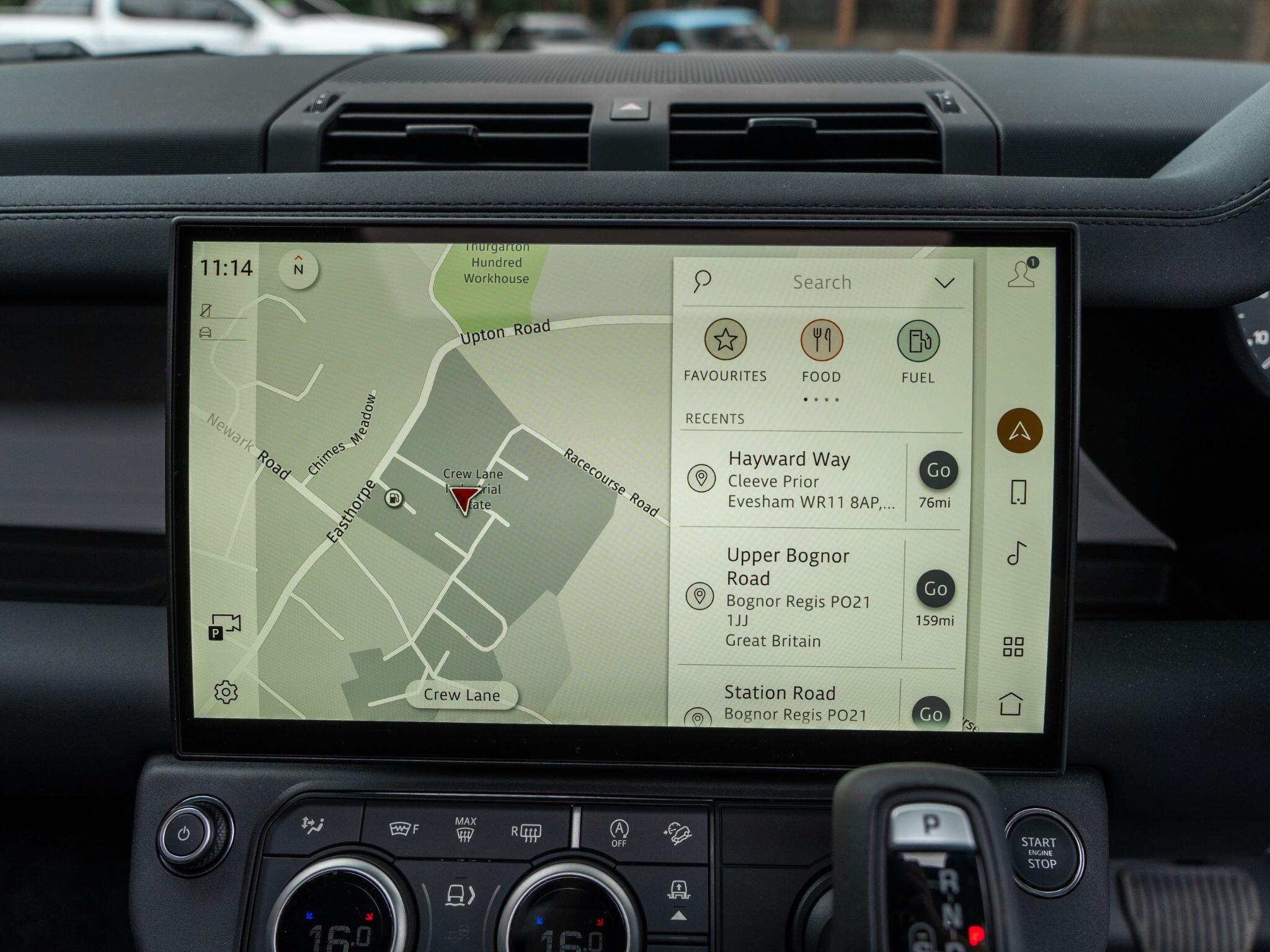 Land Rover Defender 110 view 60