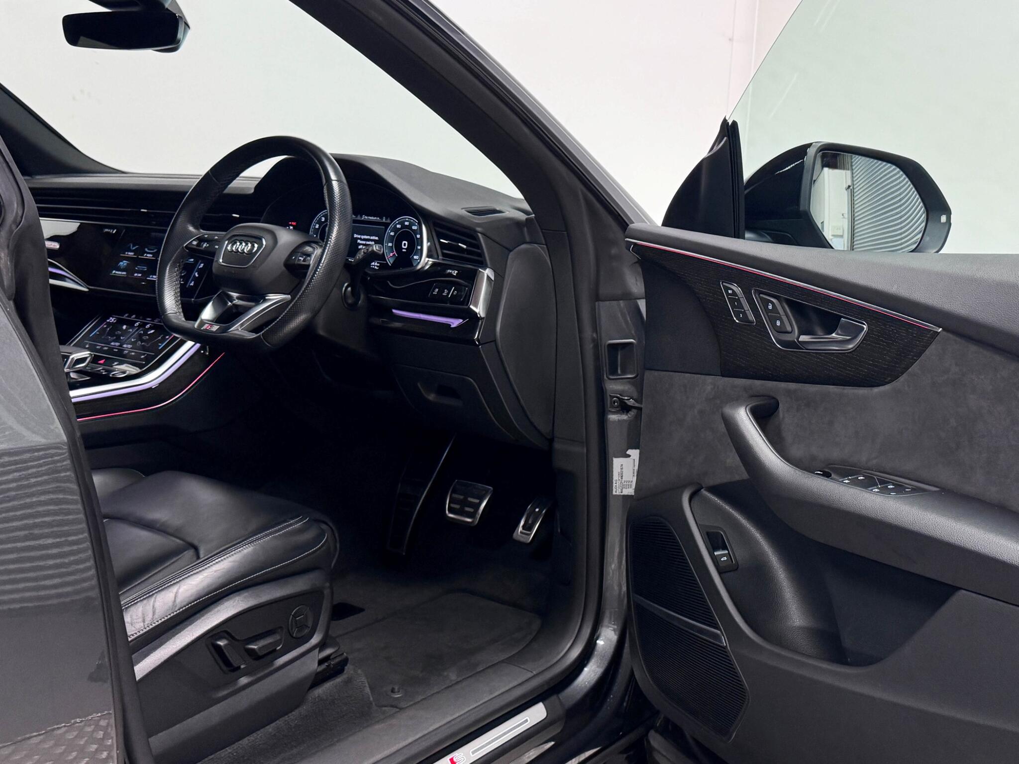 Audi Q8 view 26