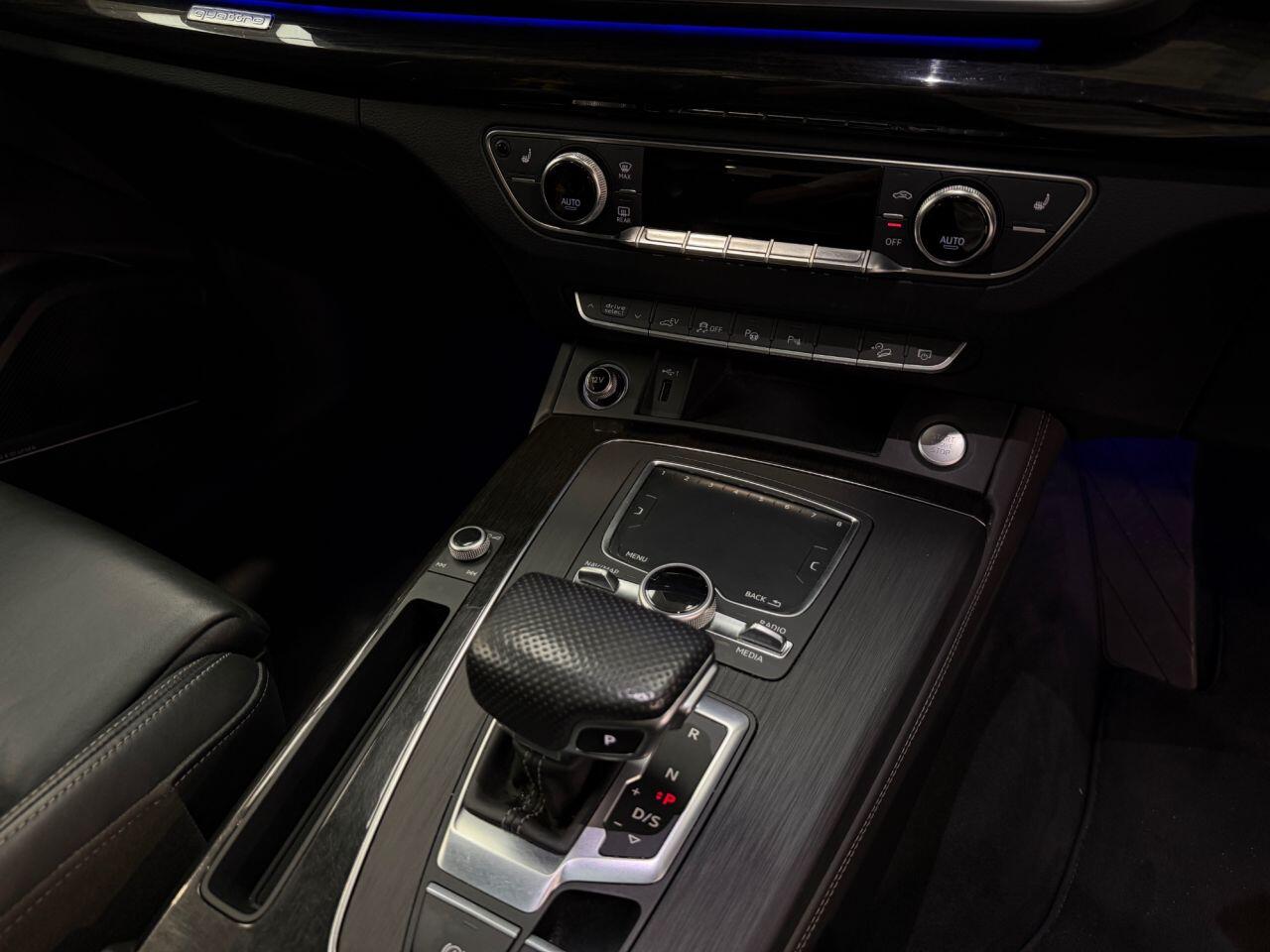 Audi Q5 view 14