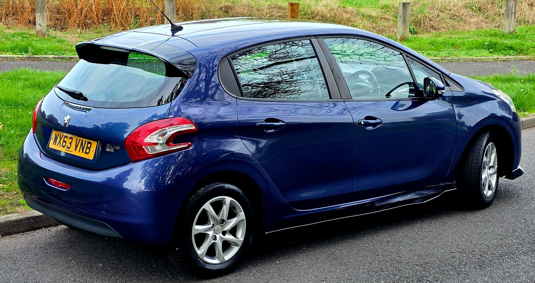 Peugeot 208 view 11