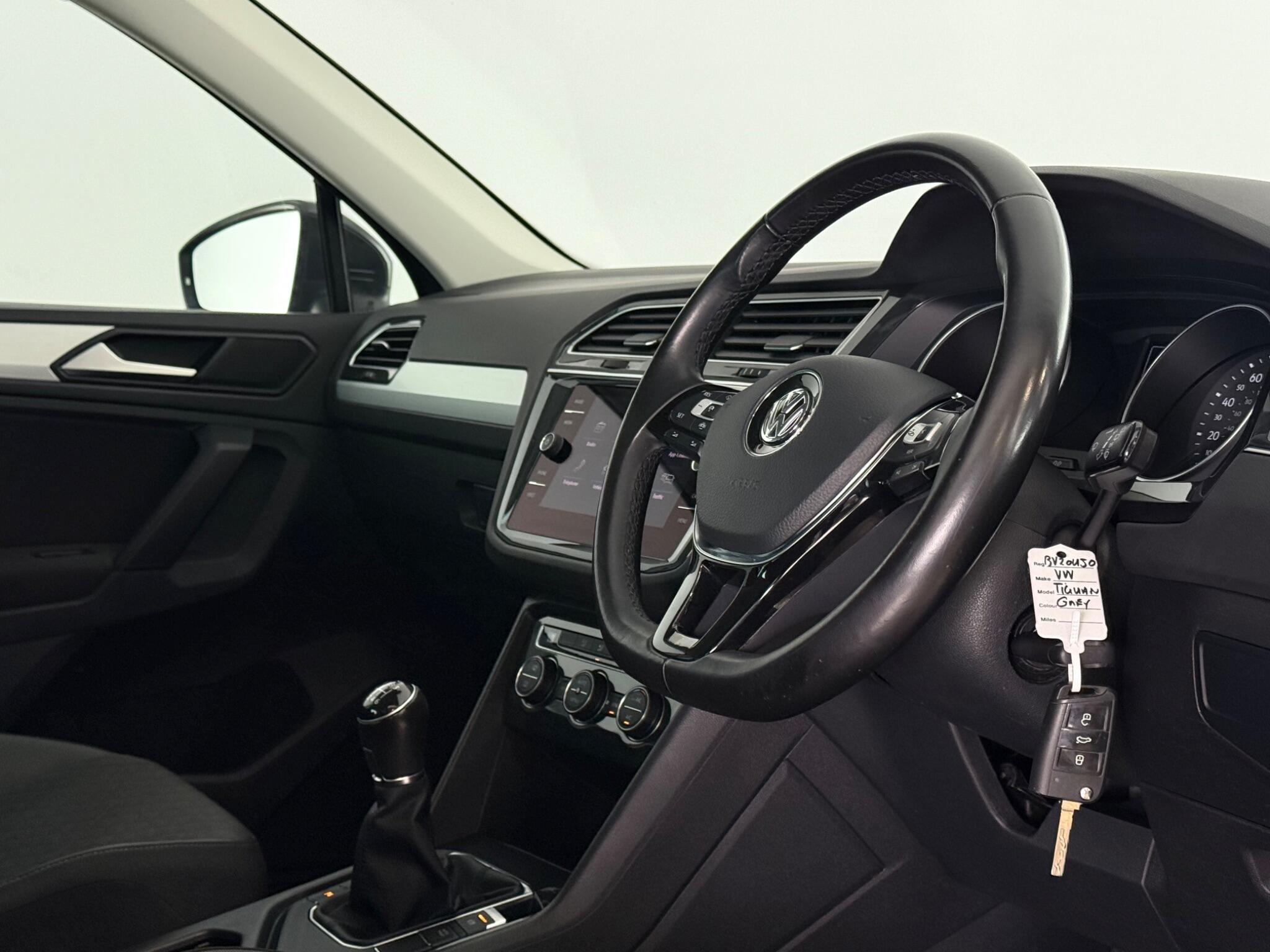 Volkswagen Tiguan view 3
