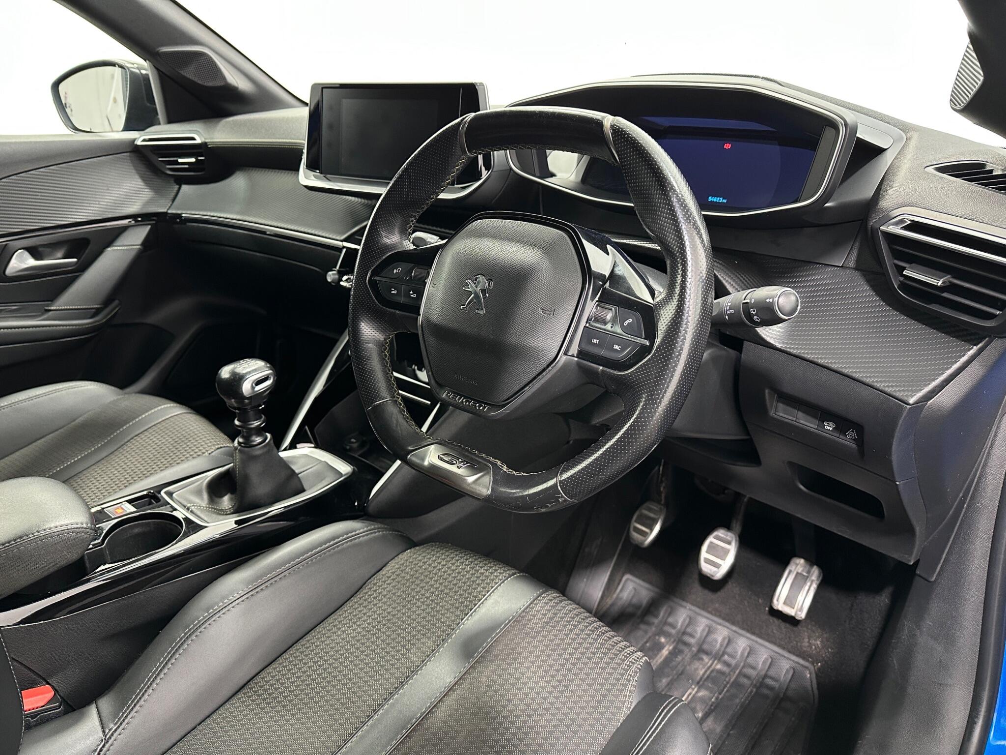 Peugeot 208 view 11