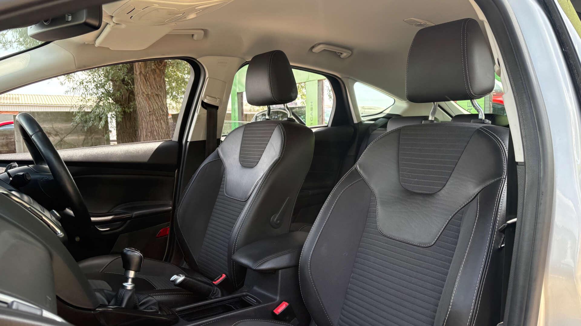 Ford Focus view 13
