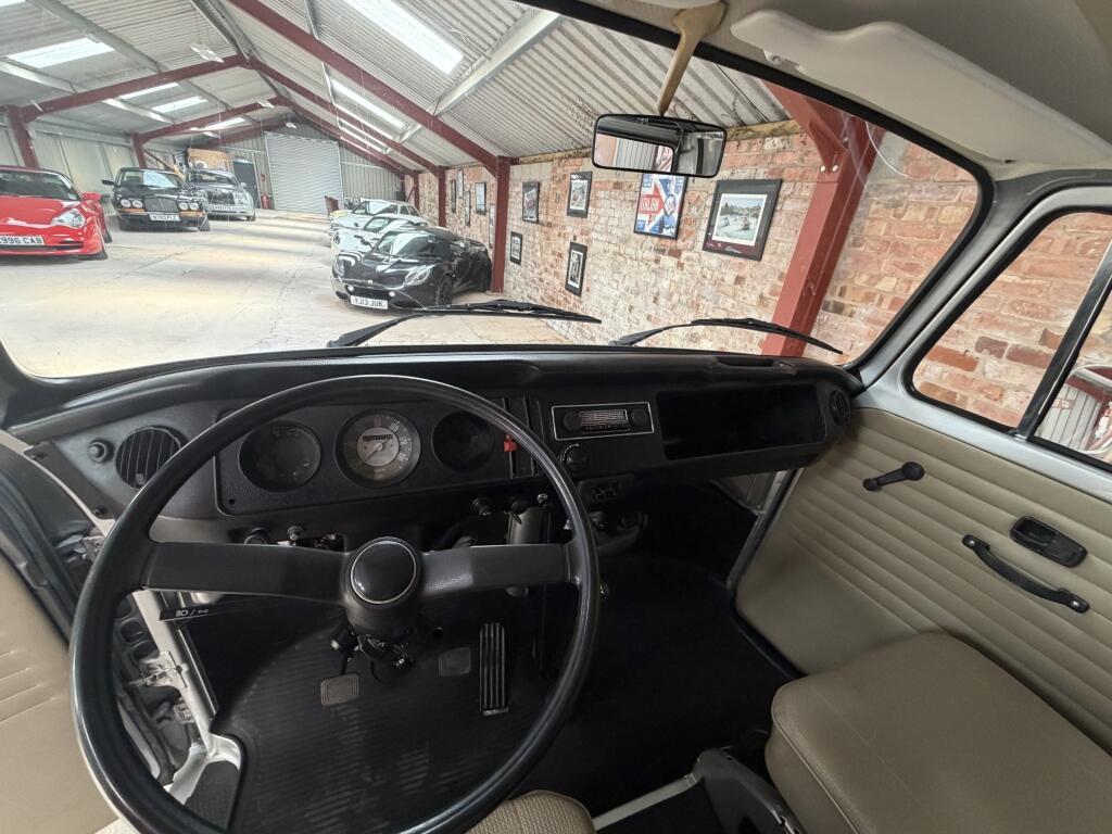 Volkswagen Transporter view 9
