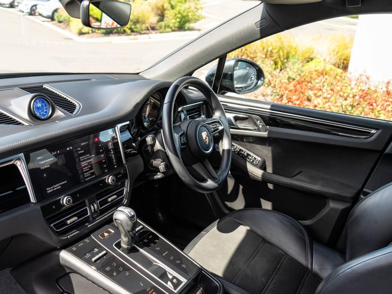 Porsche Macan view 35