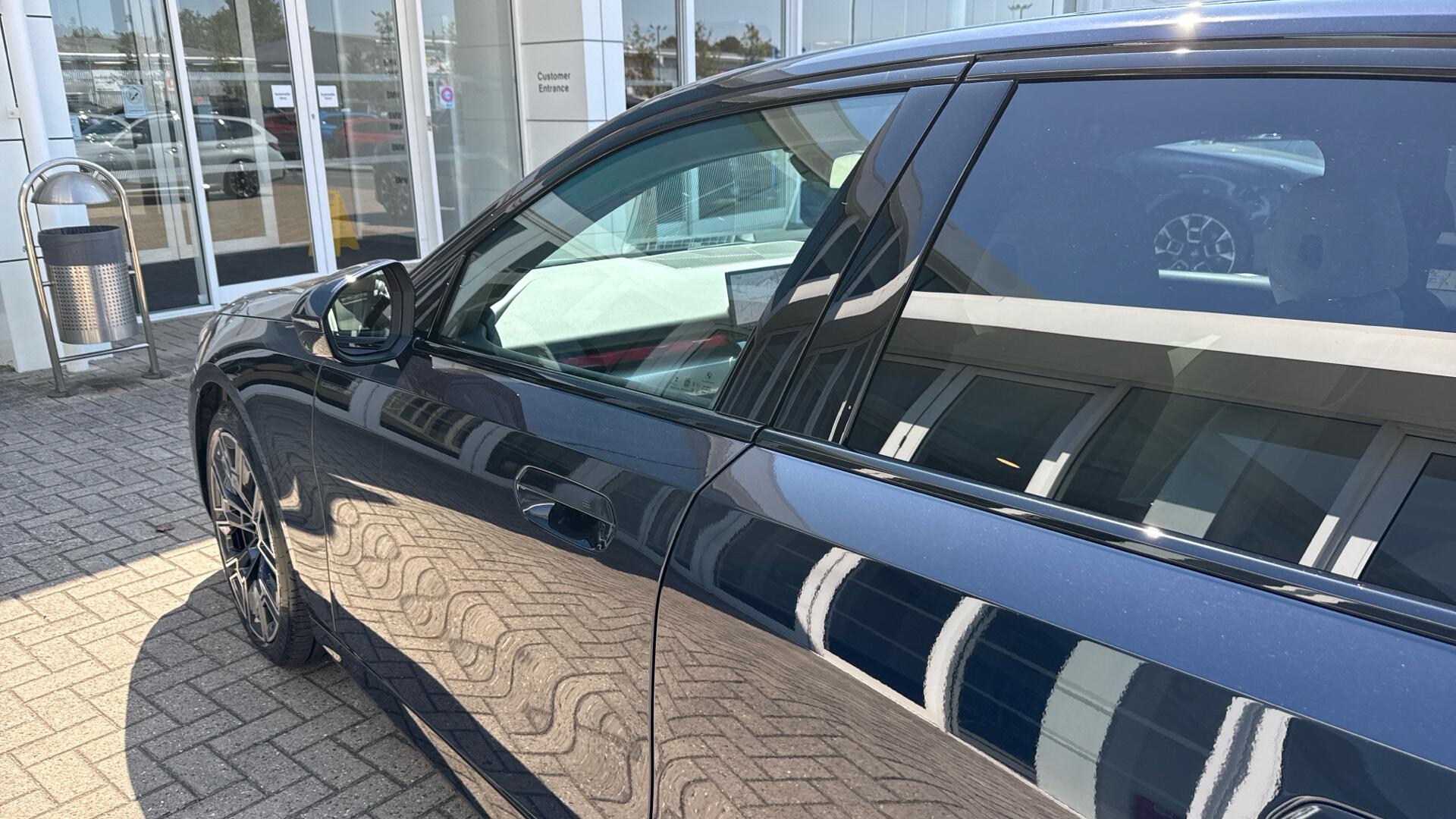 BMW 5 Series view 29