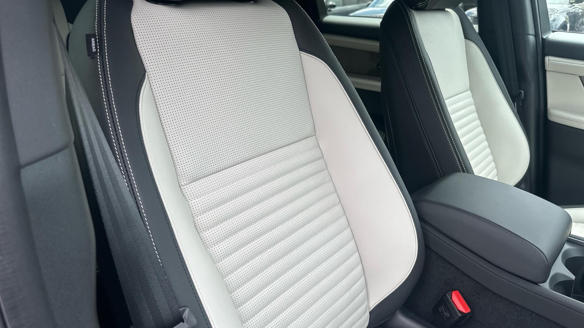 Land Rover Discovery Sport view 35
