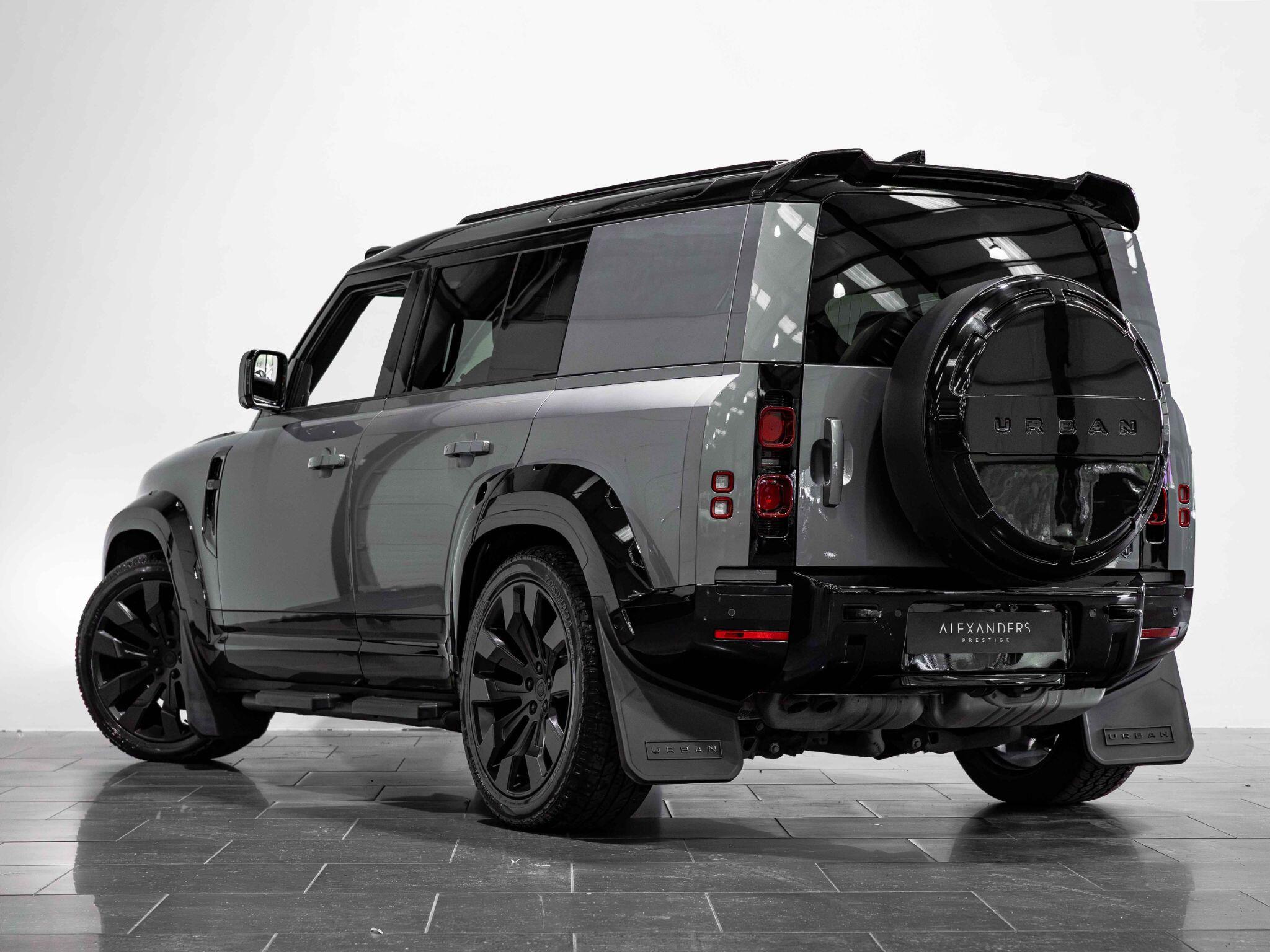 Land Rover Defender 110 view 9