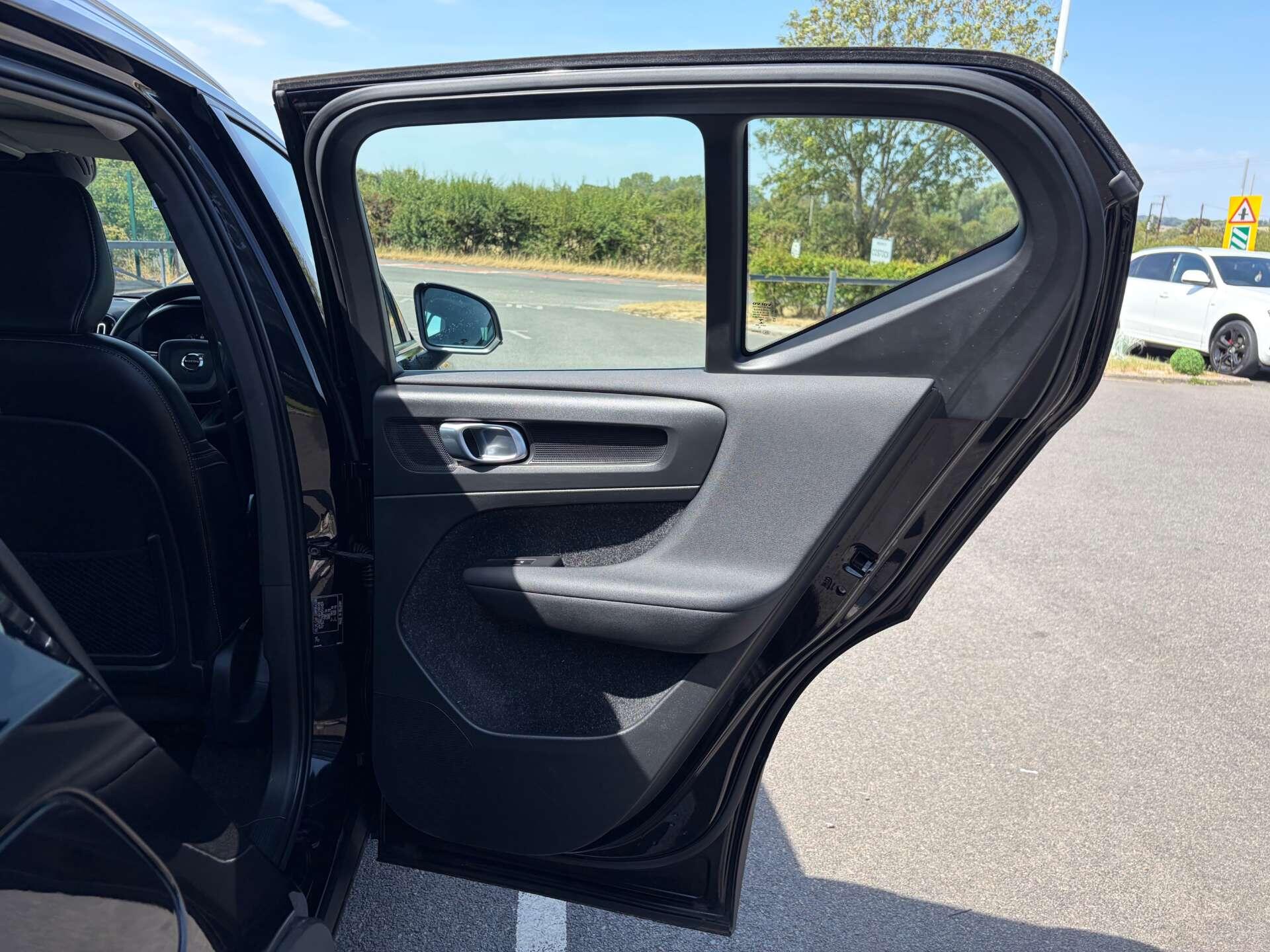 Volvo XC40 view 27