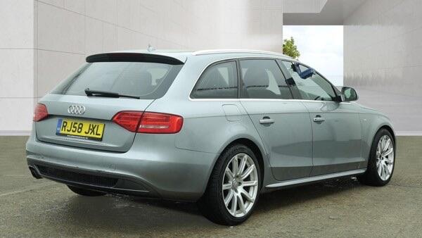 Audi A4 Avant view 4