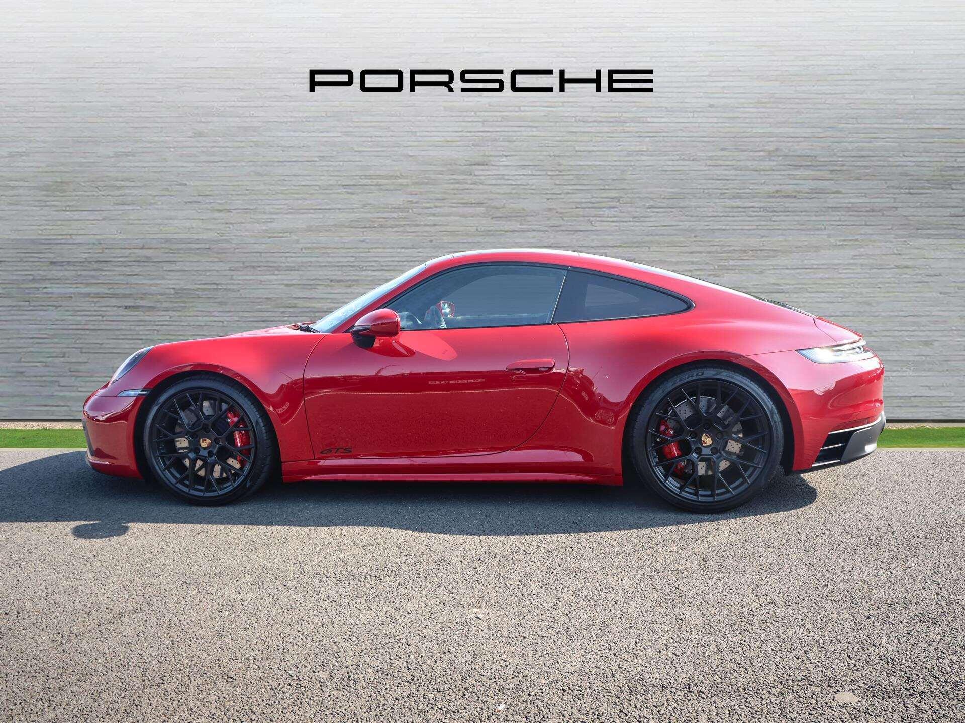 Porsche 911 view 7
