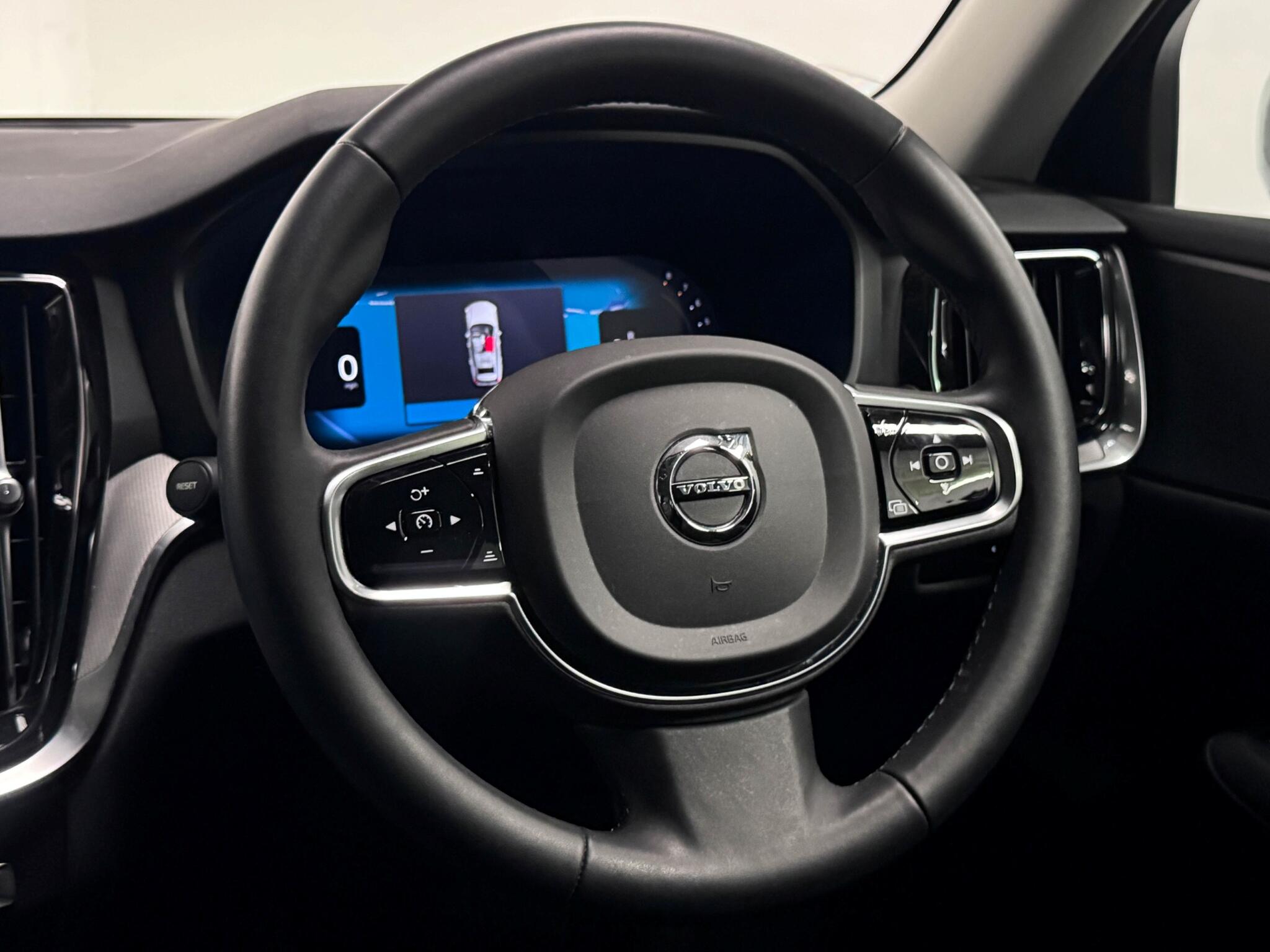 Volvo V60 Cross Country view 33