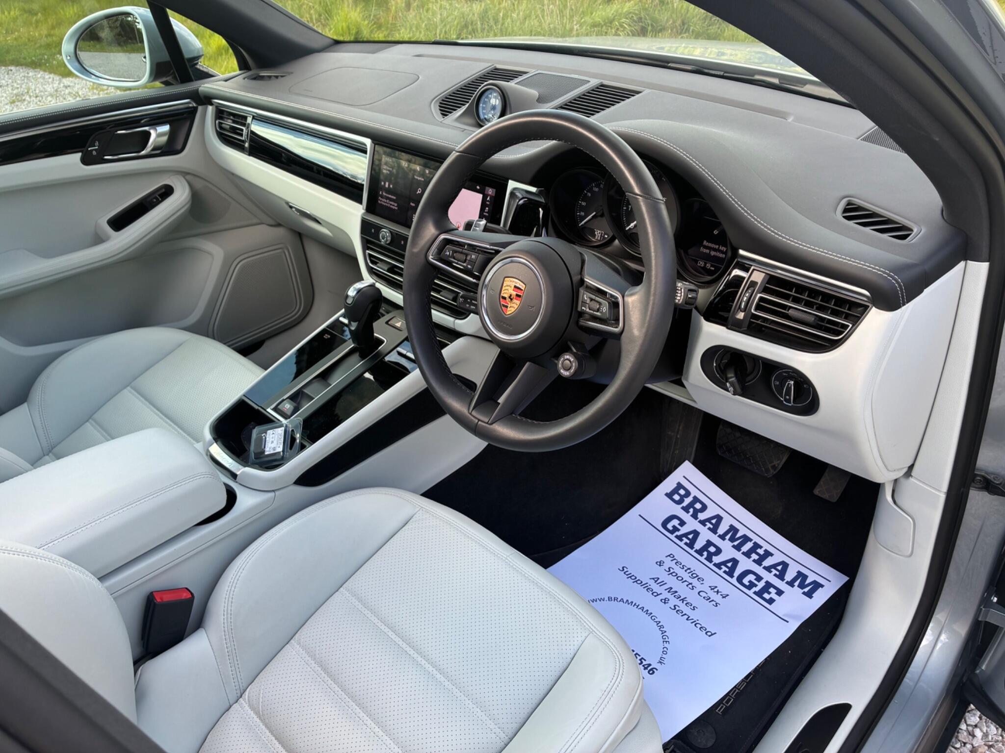 Porsche Macan view 20