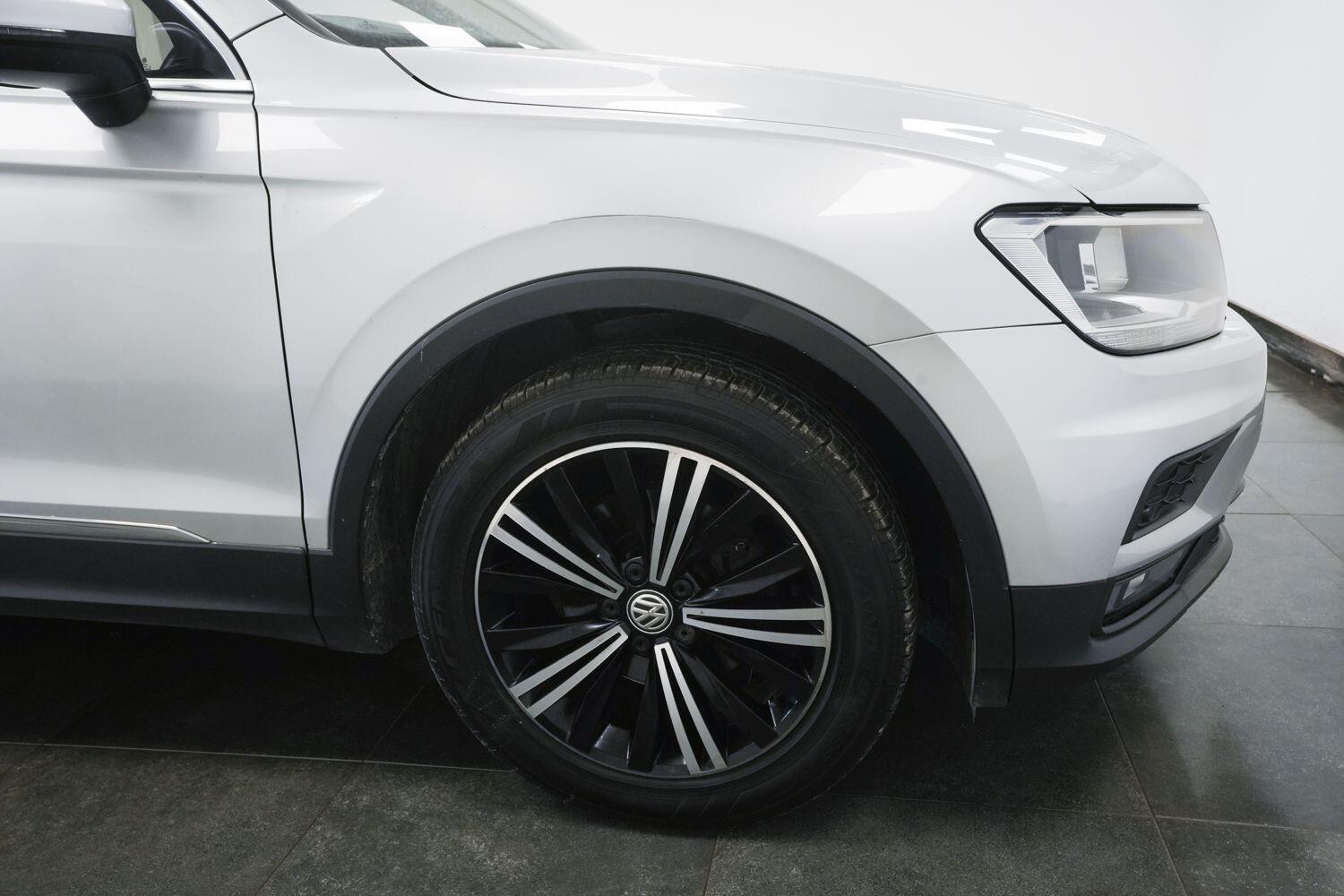 Volkswagen Tiguan view 4