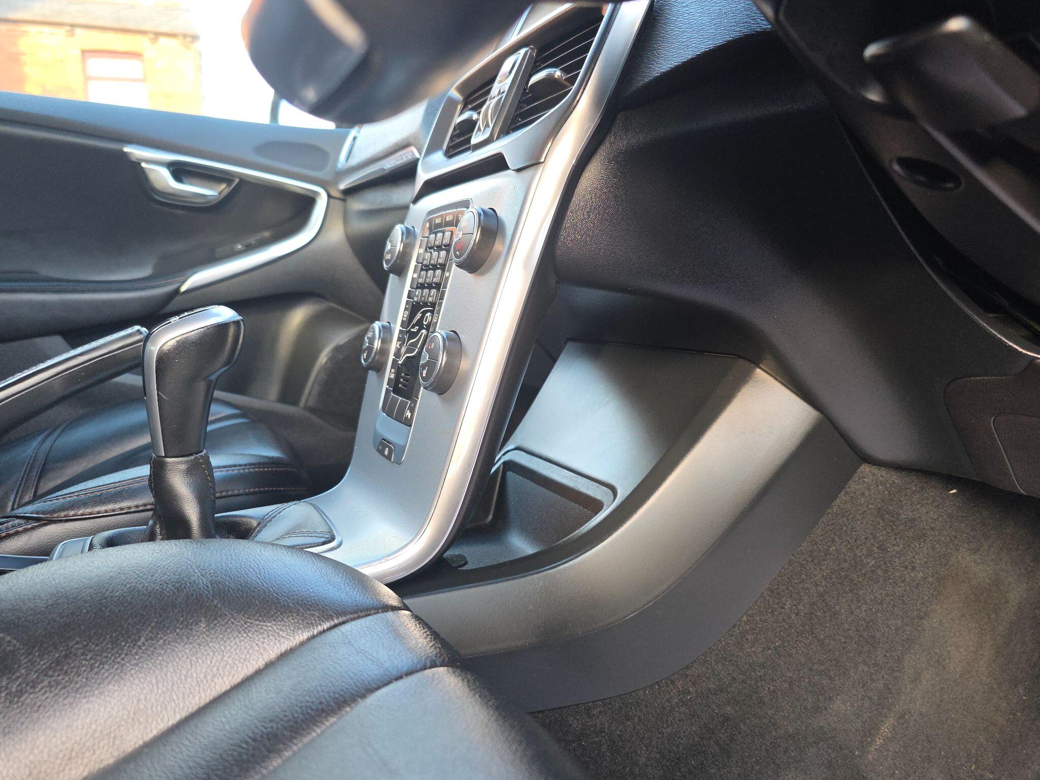 2017 Volvo V40 Cross Country 2.0 T3 Pro Euro 6 (s/s) 5dr • 44,733 miles image 20