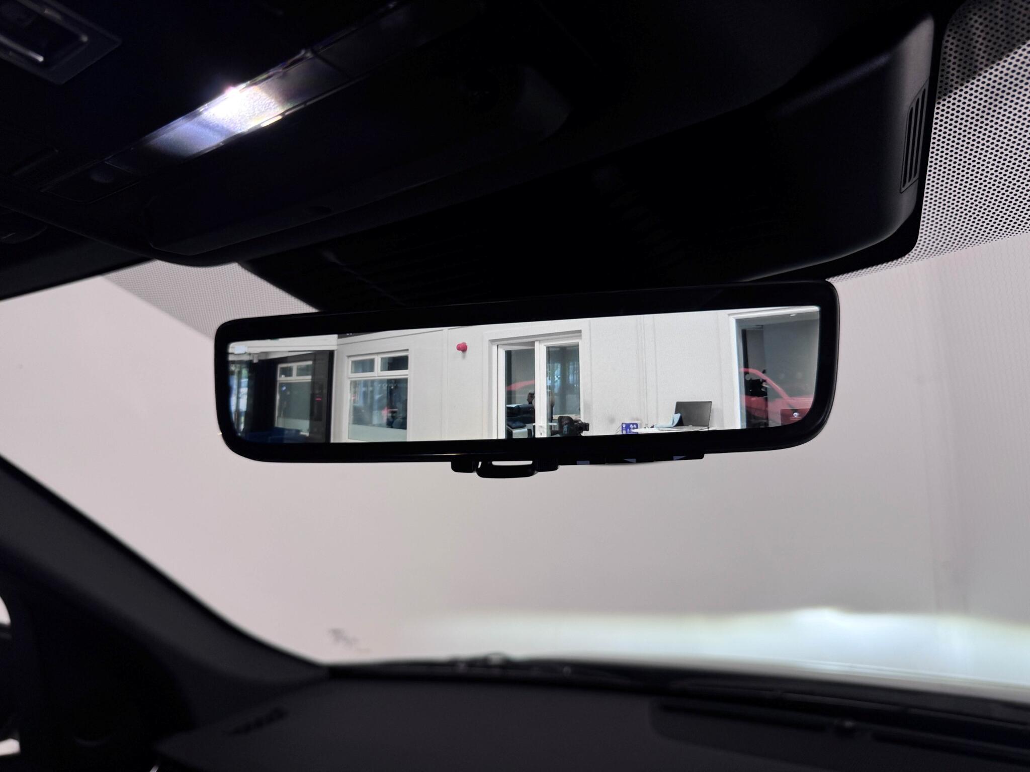 Land Rover Discovery Sport view 32