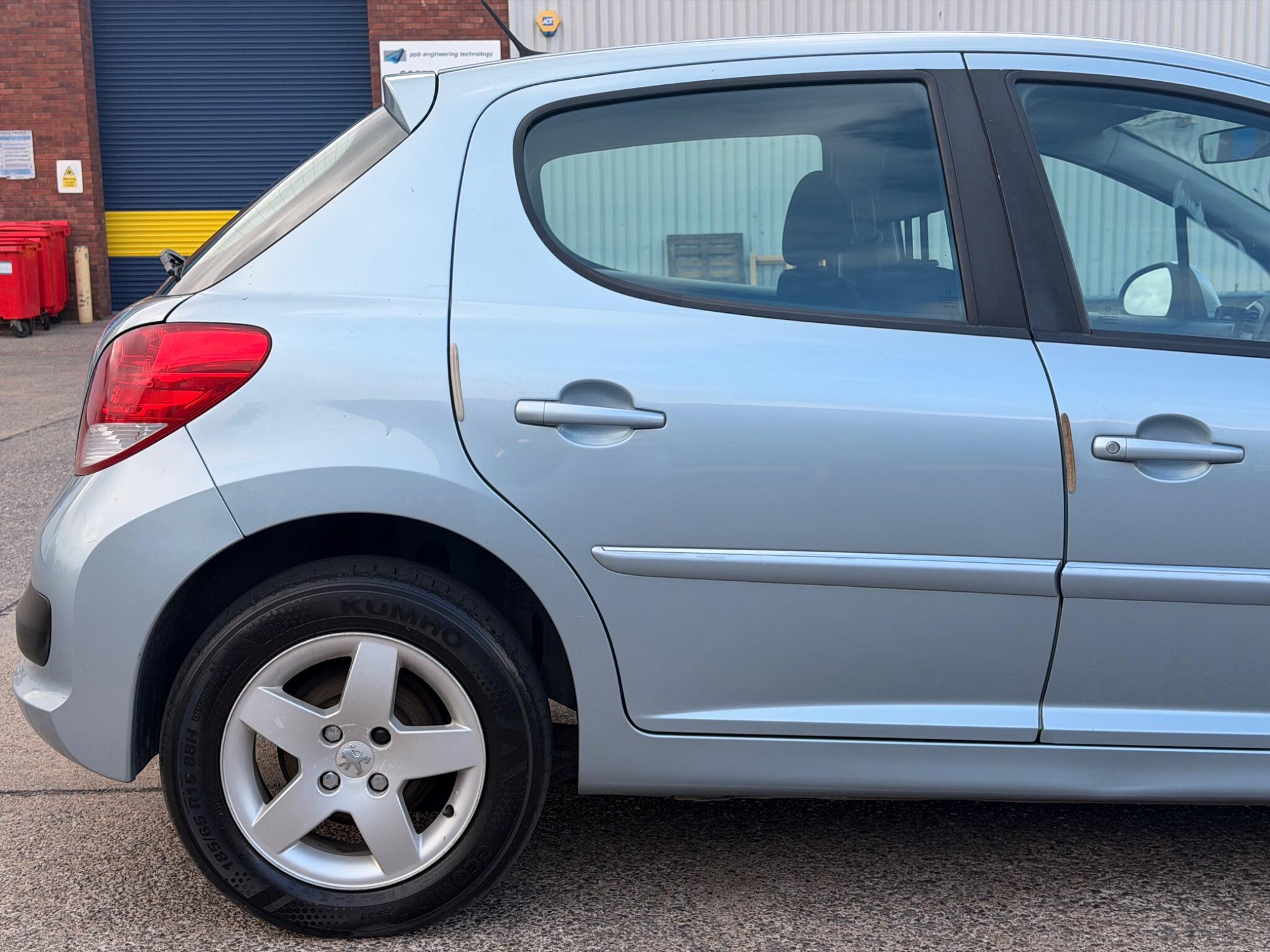 Peugeot 207 view 13