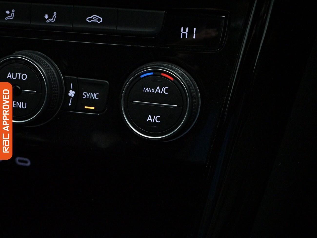 Volkswagen T-Roc view 15
